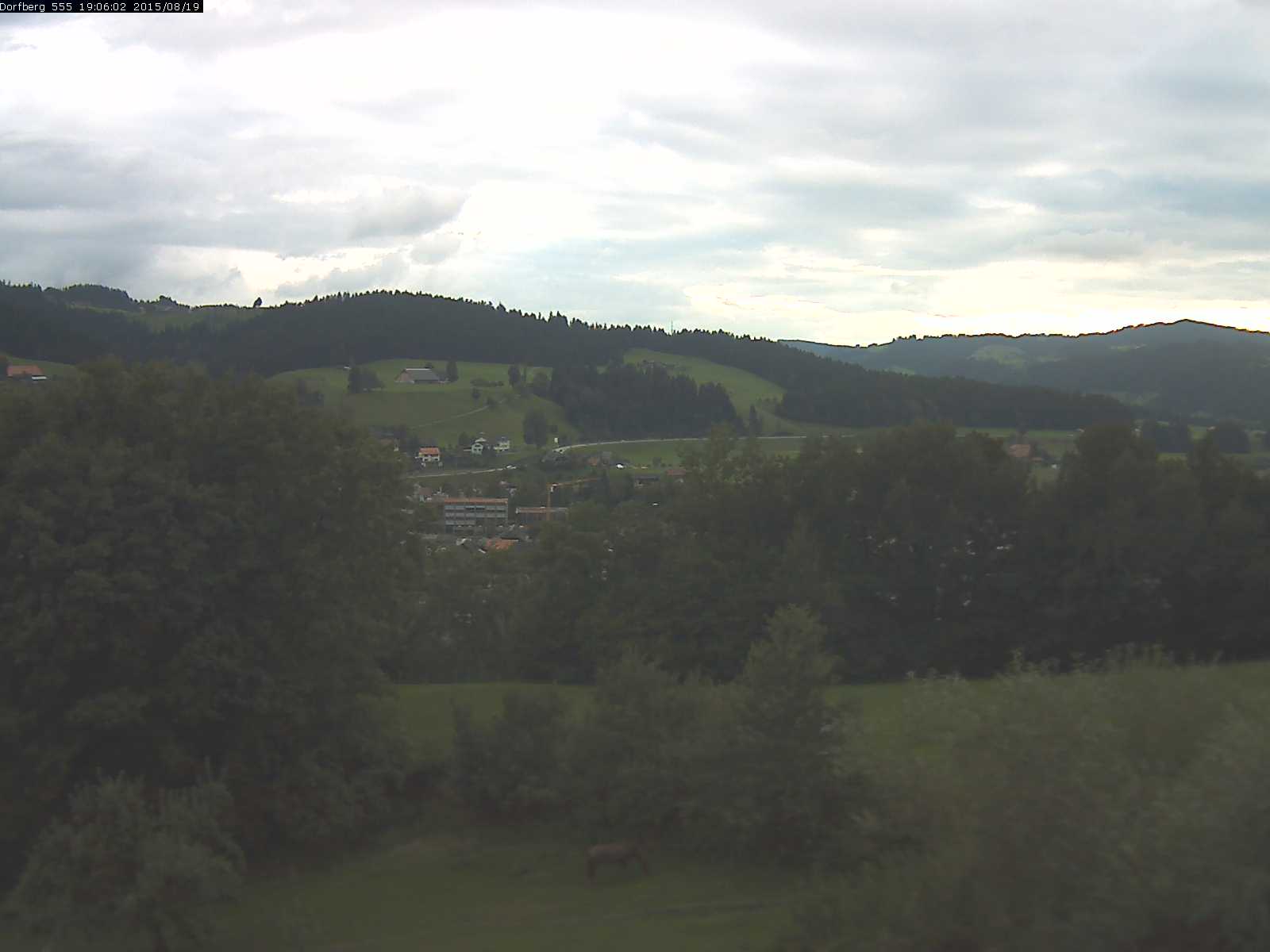 Webcam-Bild: Aussicht vom Dorfberg in Langnau 20150819-190601