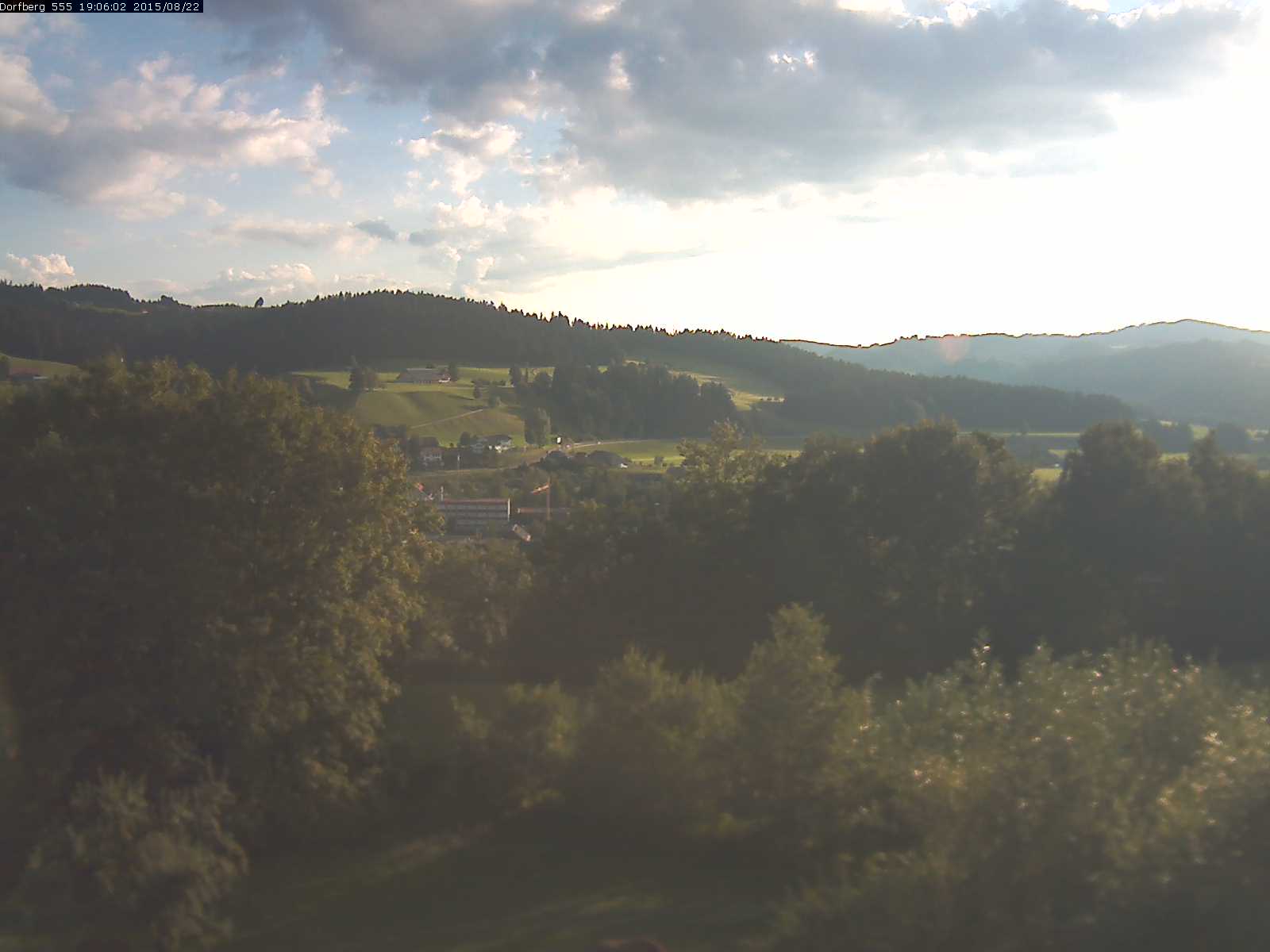 Webcam-Bild: Aussicht vom Dorfberg in Langnau 20150822-190601