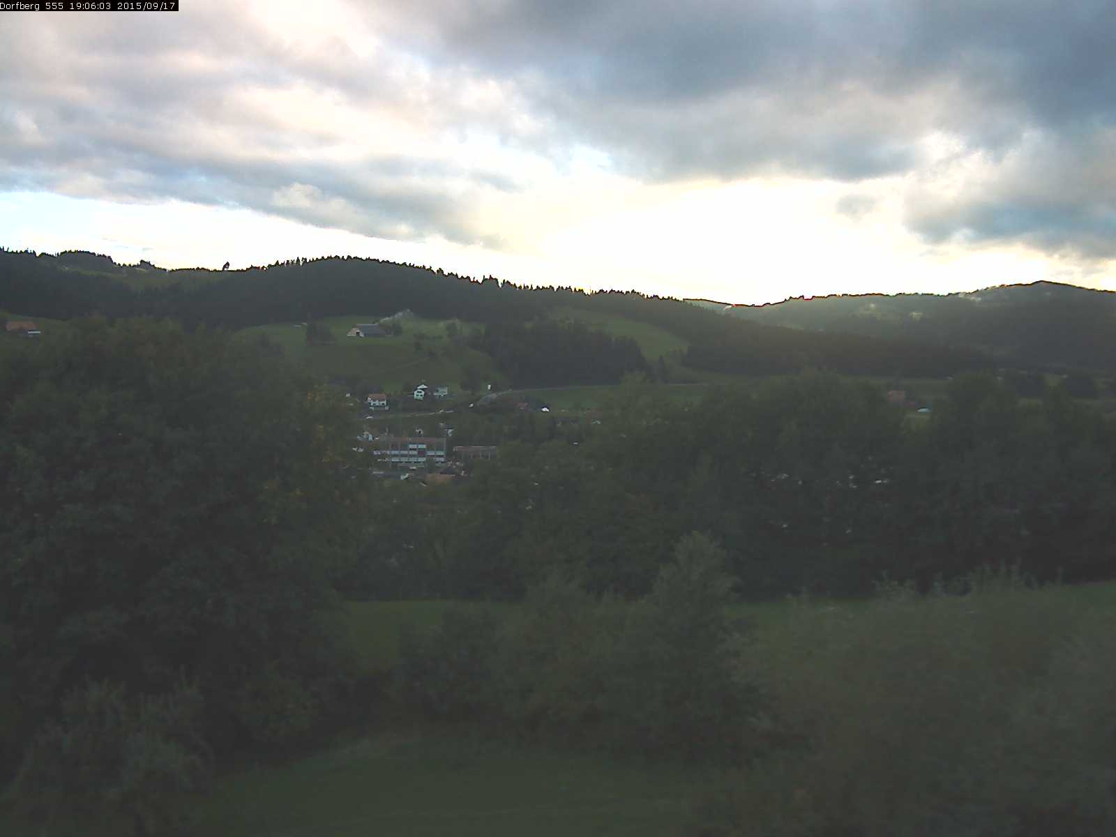 Webcam-Bild: Aussicht vom Dorfberg in Langnau 20150917-190601