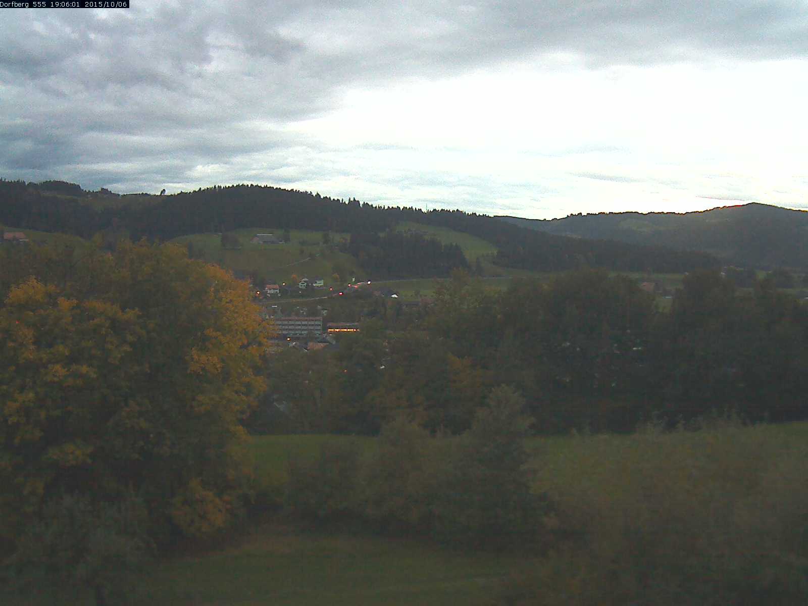 Webcam-Bild: Aussicht vom Dorfberg in Langnau 20151006-190601