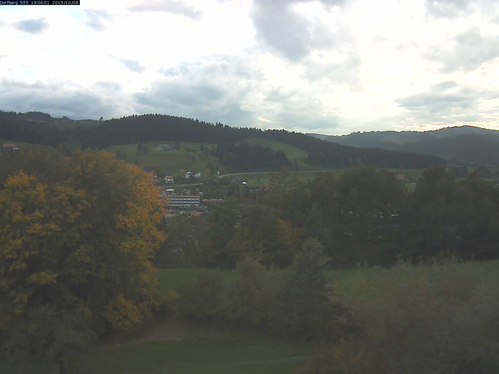 Webcam-Bild: Aussicht vom Dorfberg in Langnau 20151008-180601