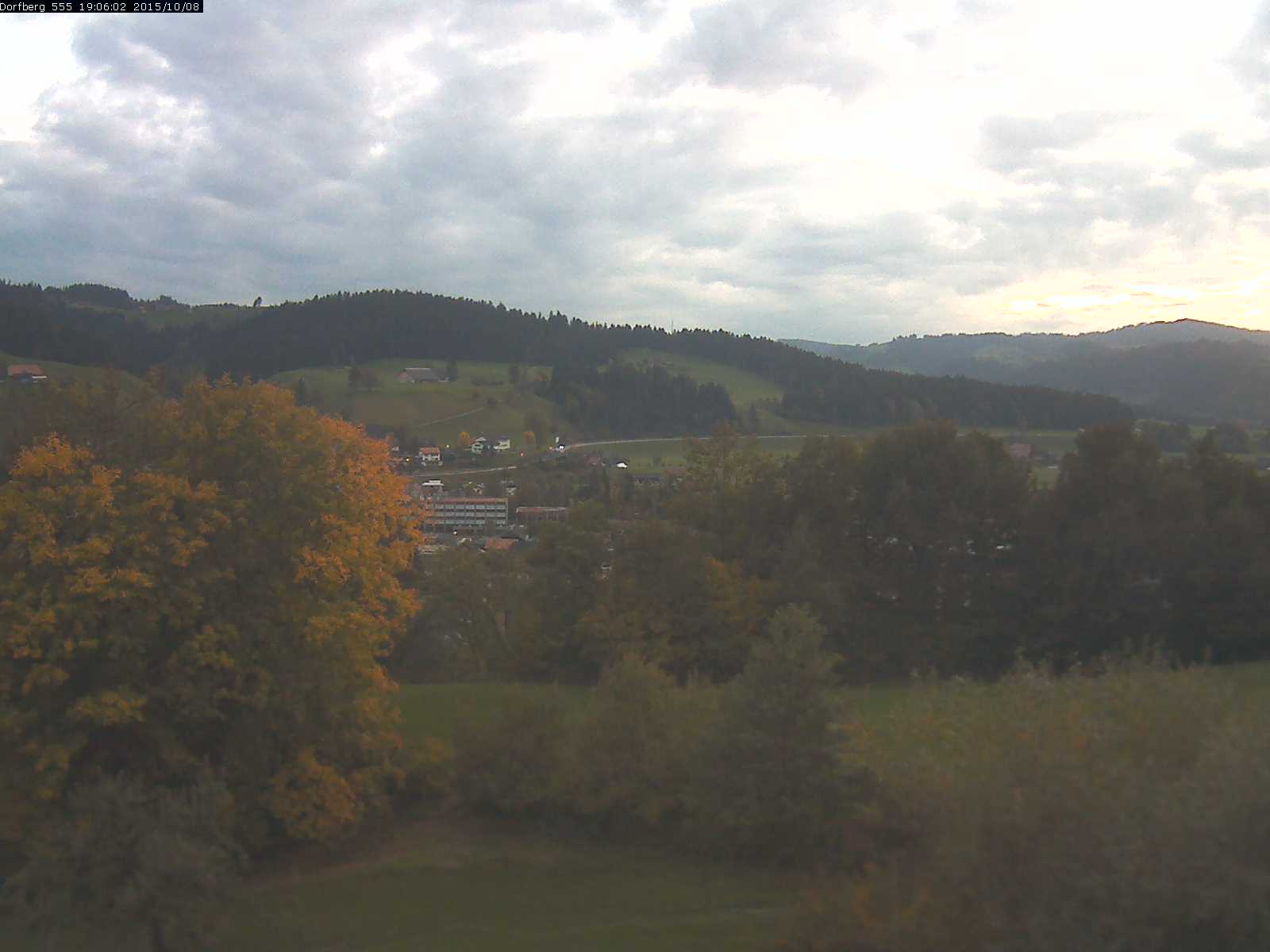 Webcam-Bild: Aussicht vom Dorfberg in Langnau 20151008-190601