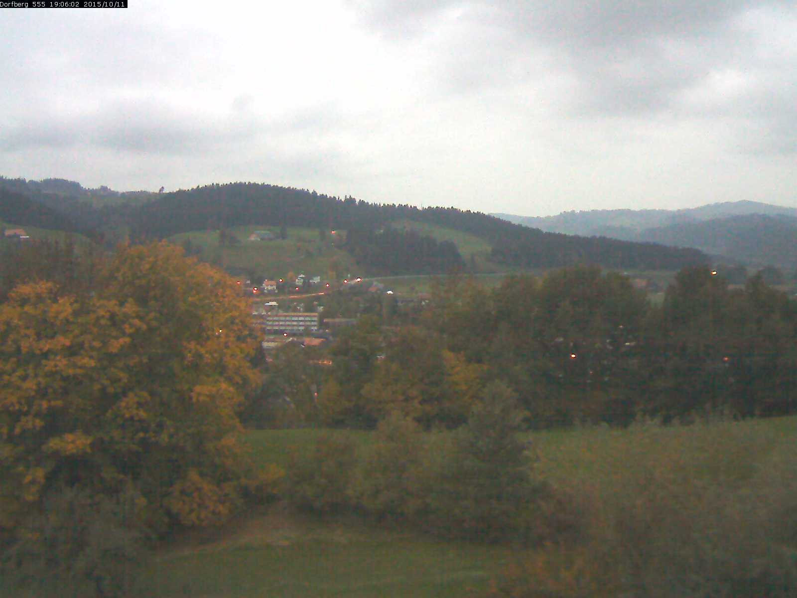 Webcam-Bild: Aussicht vom Dorfberg in Langnau 20151011-190601