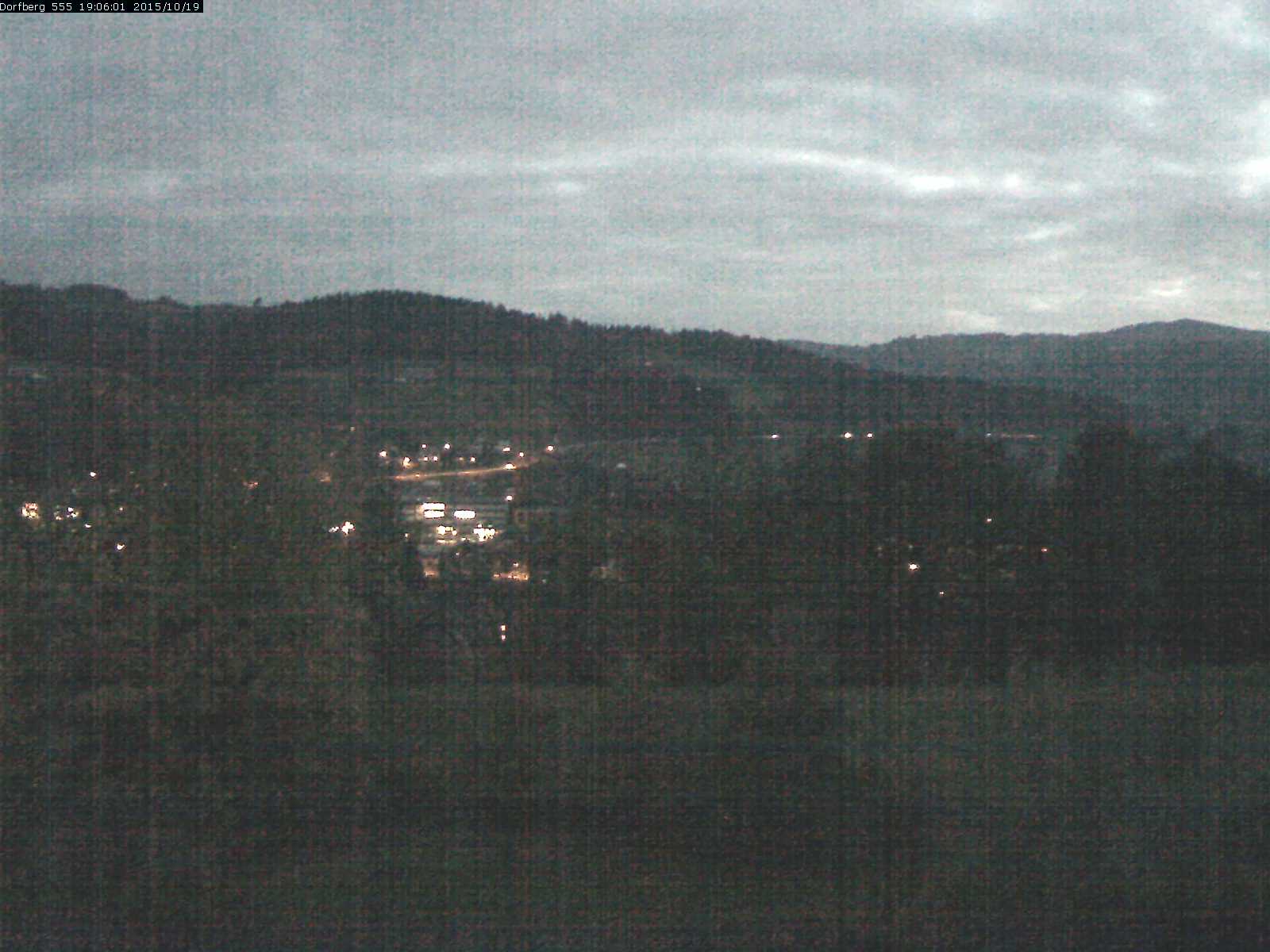 Webcam-Bild: Aussicht vom Dorfberg in Langnau 20151019-190601