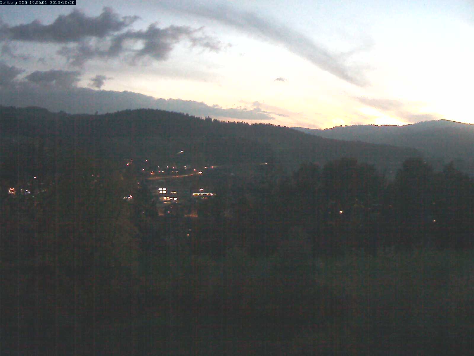 Webcam-Bild: Aussicht vom Dorfberg in Langnau 20151020-190601