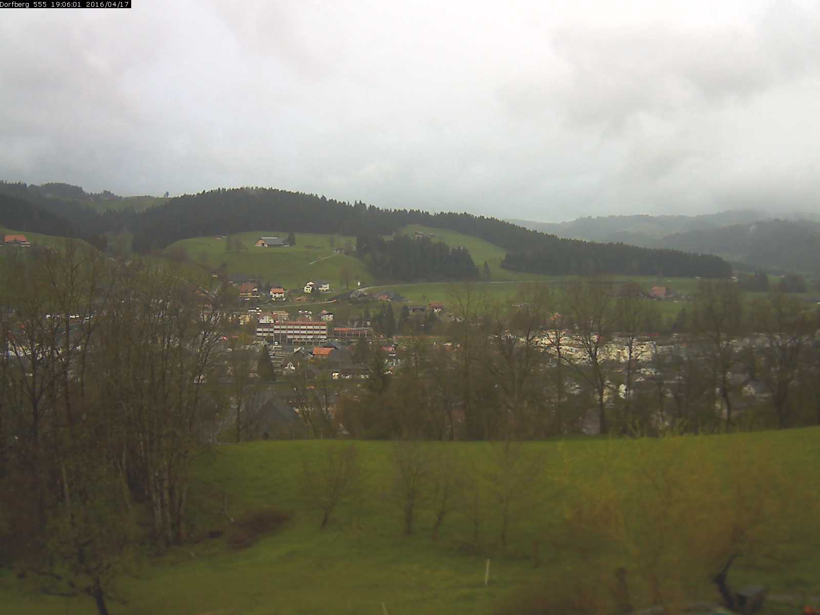 Webcam-Bild: Aussicht vom Dorfberg in Langnau 20160417-190601