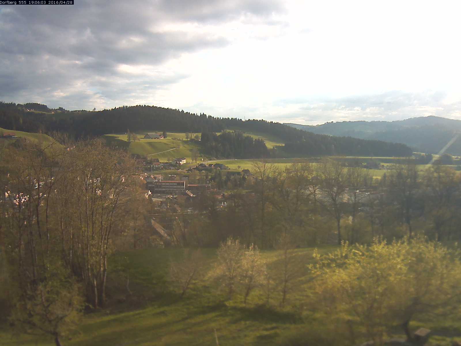 Webcam-Bild: Aussicht vom Dorfberg in Langnau 20160428-190601