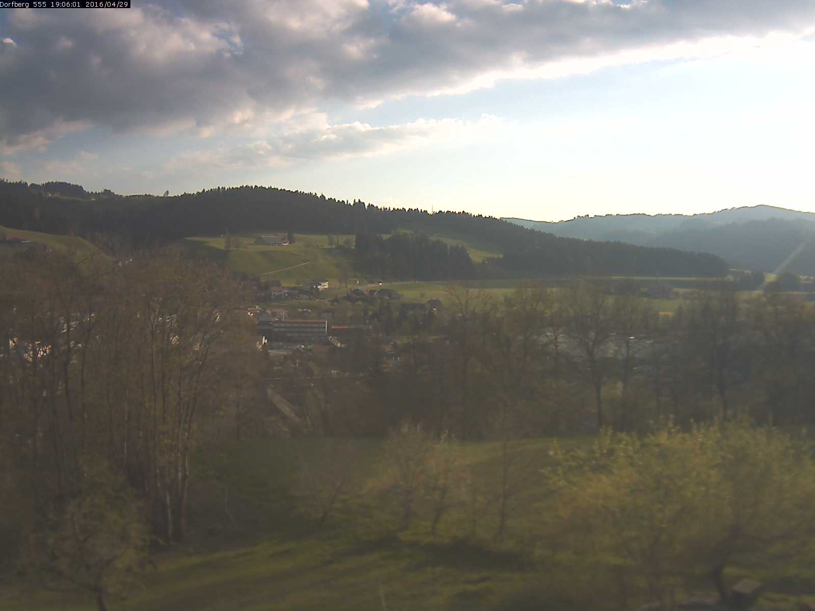 Webcam-Bild: Aussicht vom Dorfberg in Langnau 20160429-190601