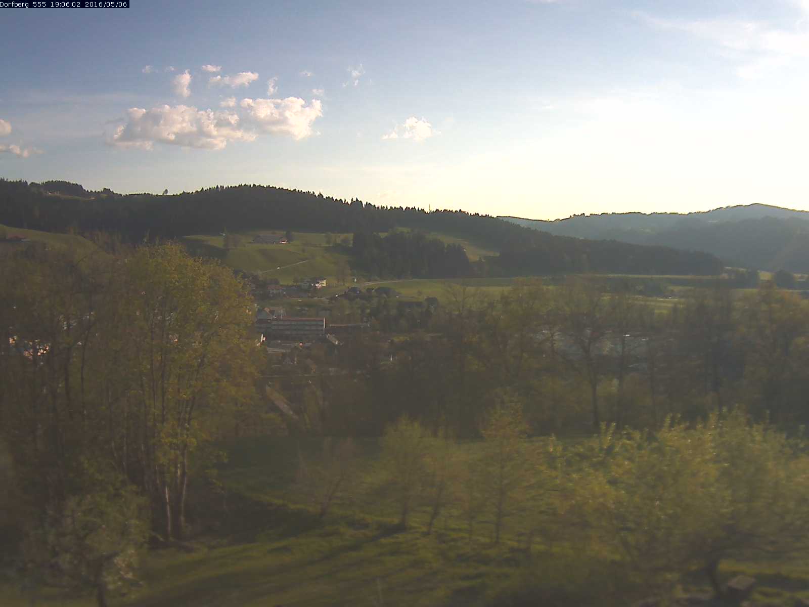 Webcam-Bild: Aussicht vom Dorfberg in Langnau 20160506-190601