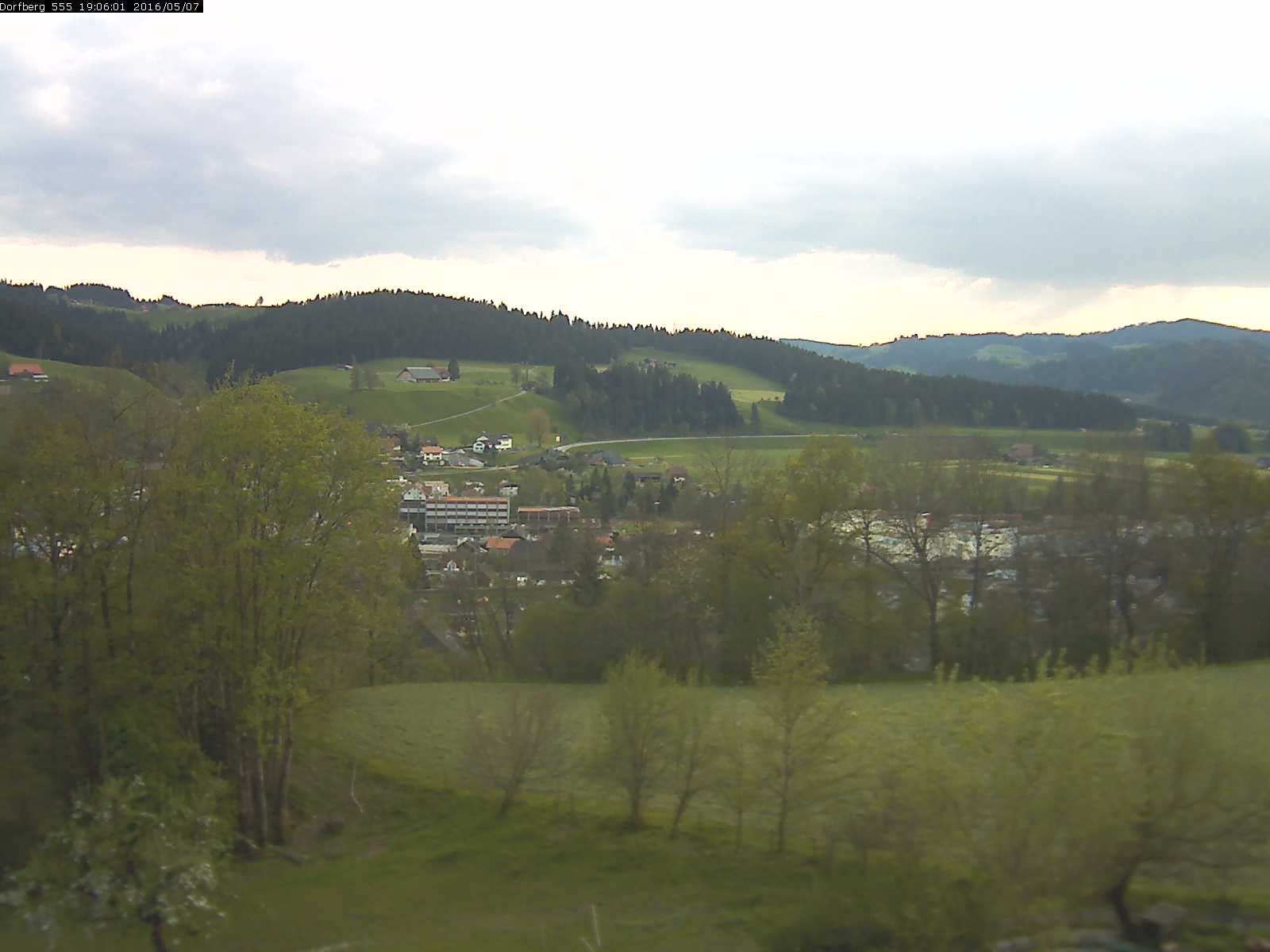 Webcam-Bild: Aussicht vom Dorfberg in Langnau 20160507-190601