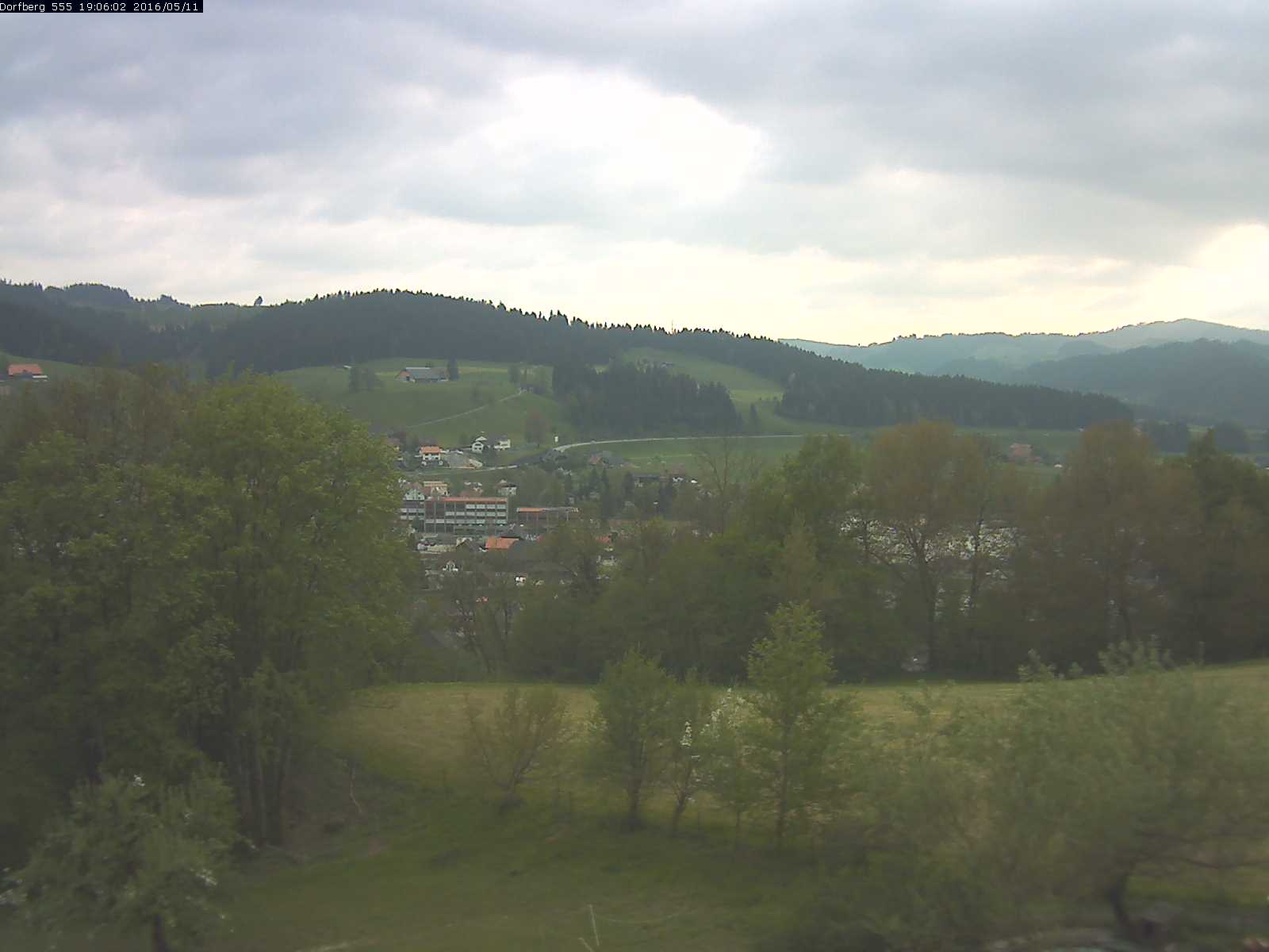 Webcam-Bild: Aussicht vom Dorfberg in Langnau 20160511-190601