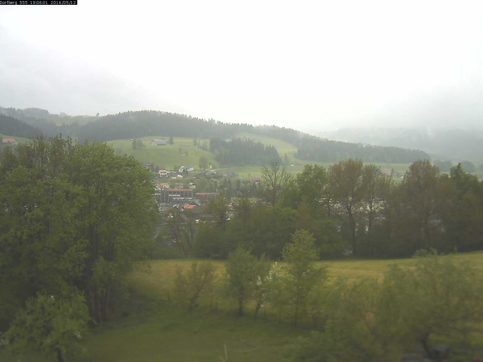 Webcam-Bild: Aussicht vom Dorfberg in Langnau 20160512-190601