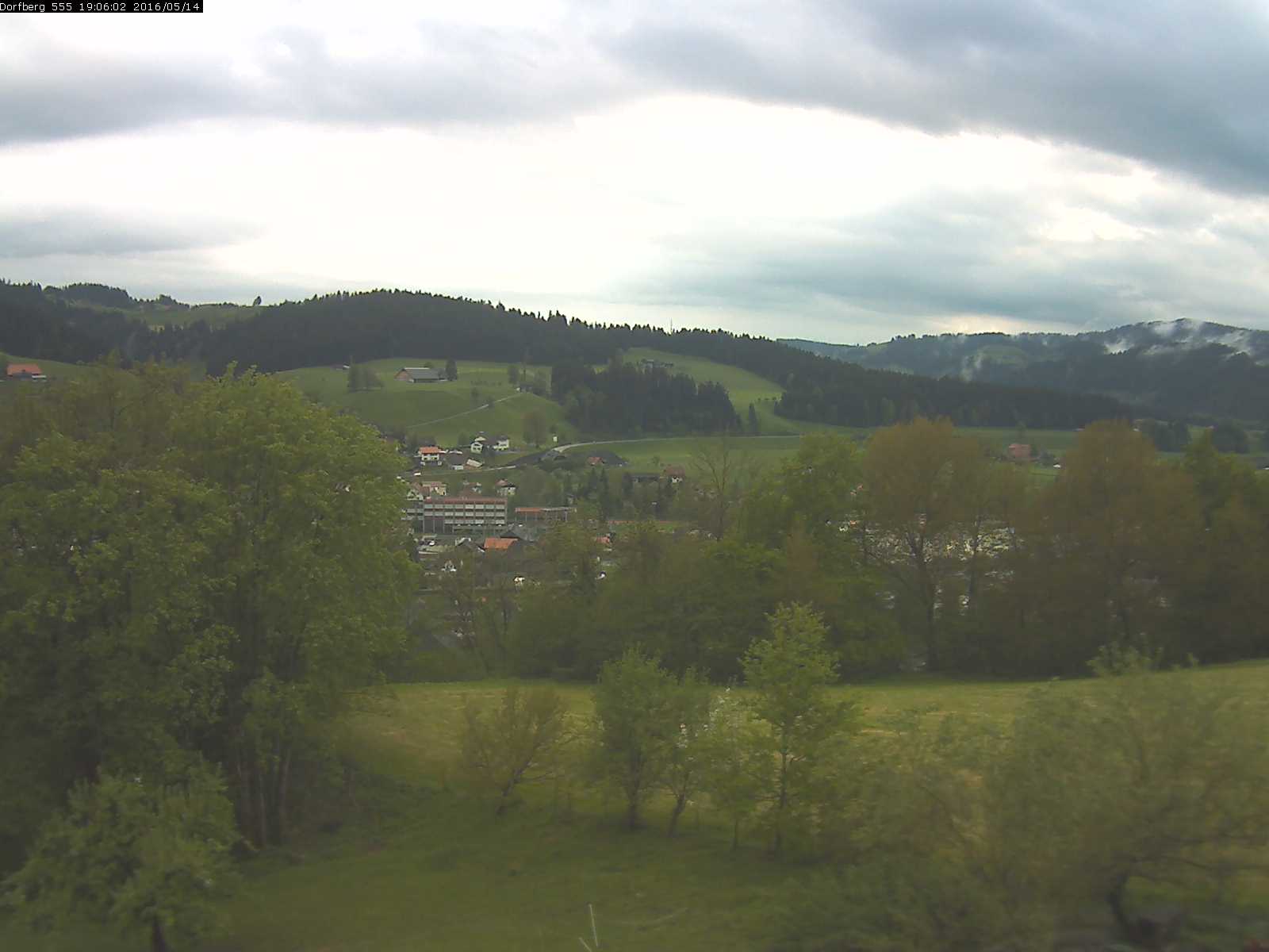 Webcam-Bild: Aussicht vom Dorfberg in Langnau 20160514-190601