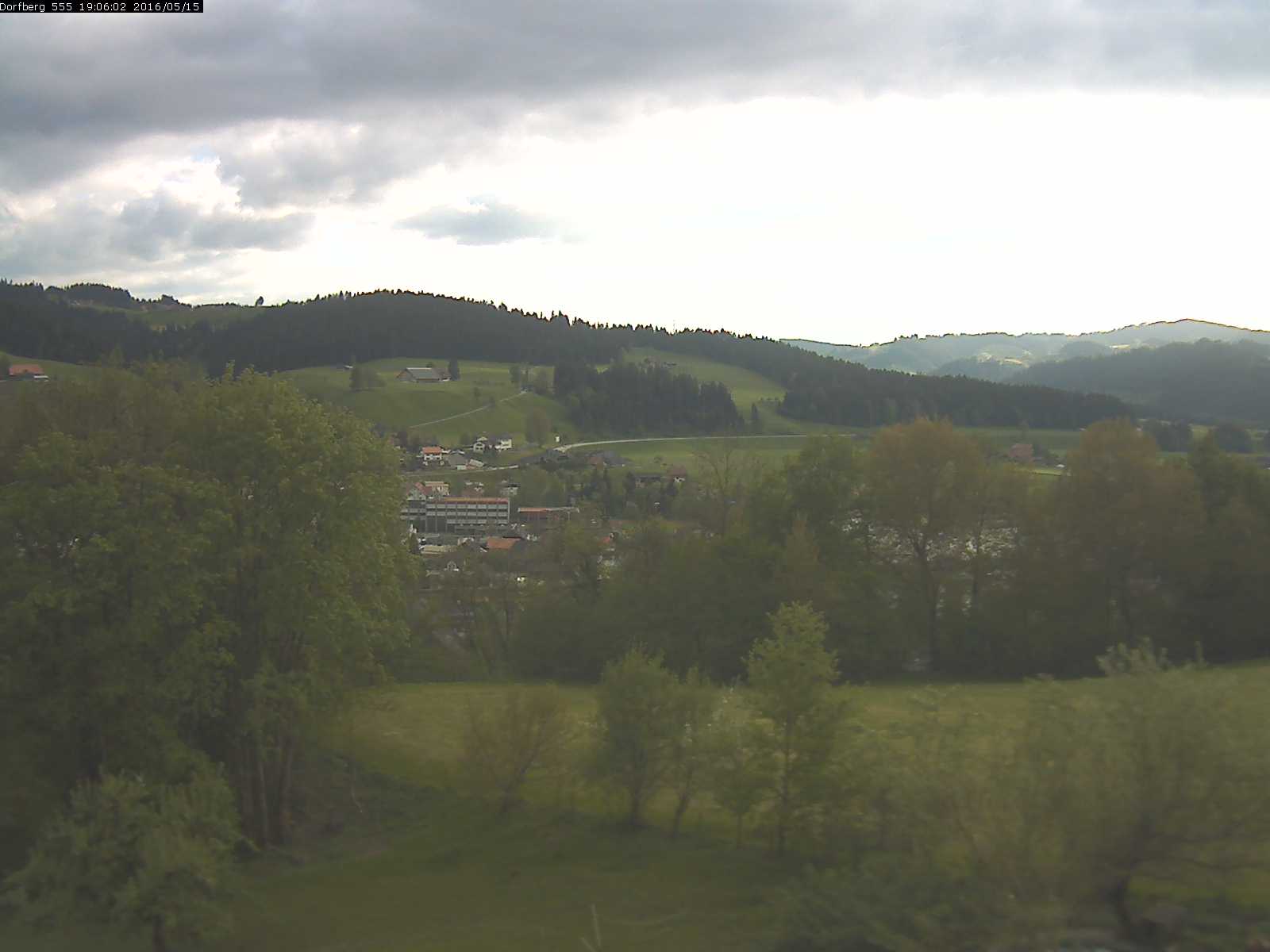 Webcam-Bild: Aussicht vom Dorfberg in Langnau 20160515-190601