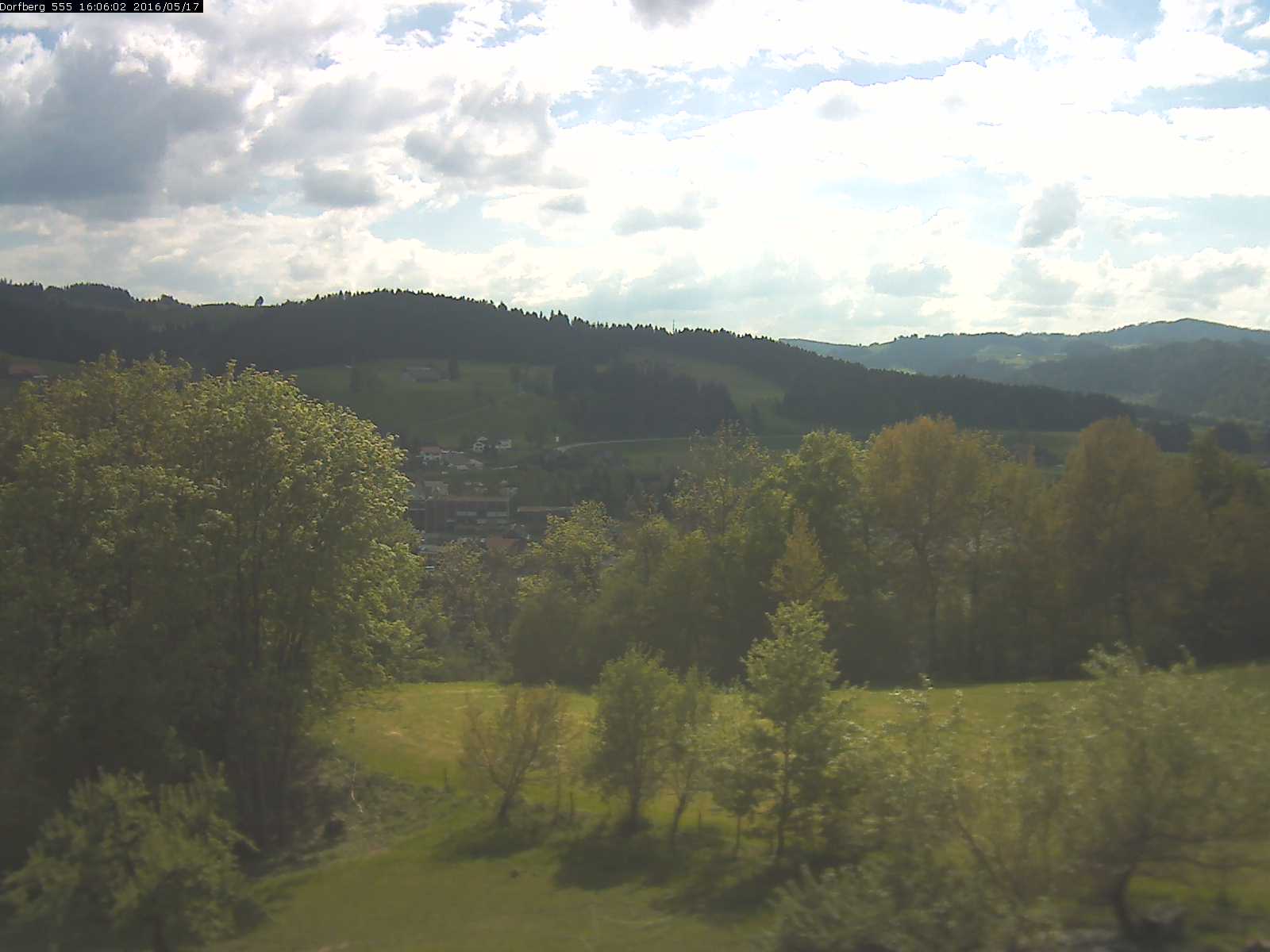 Webcam-Bild: Aussicht vom Dorfberg in Langnau 20160517-160601