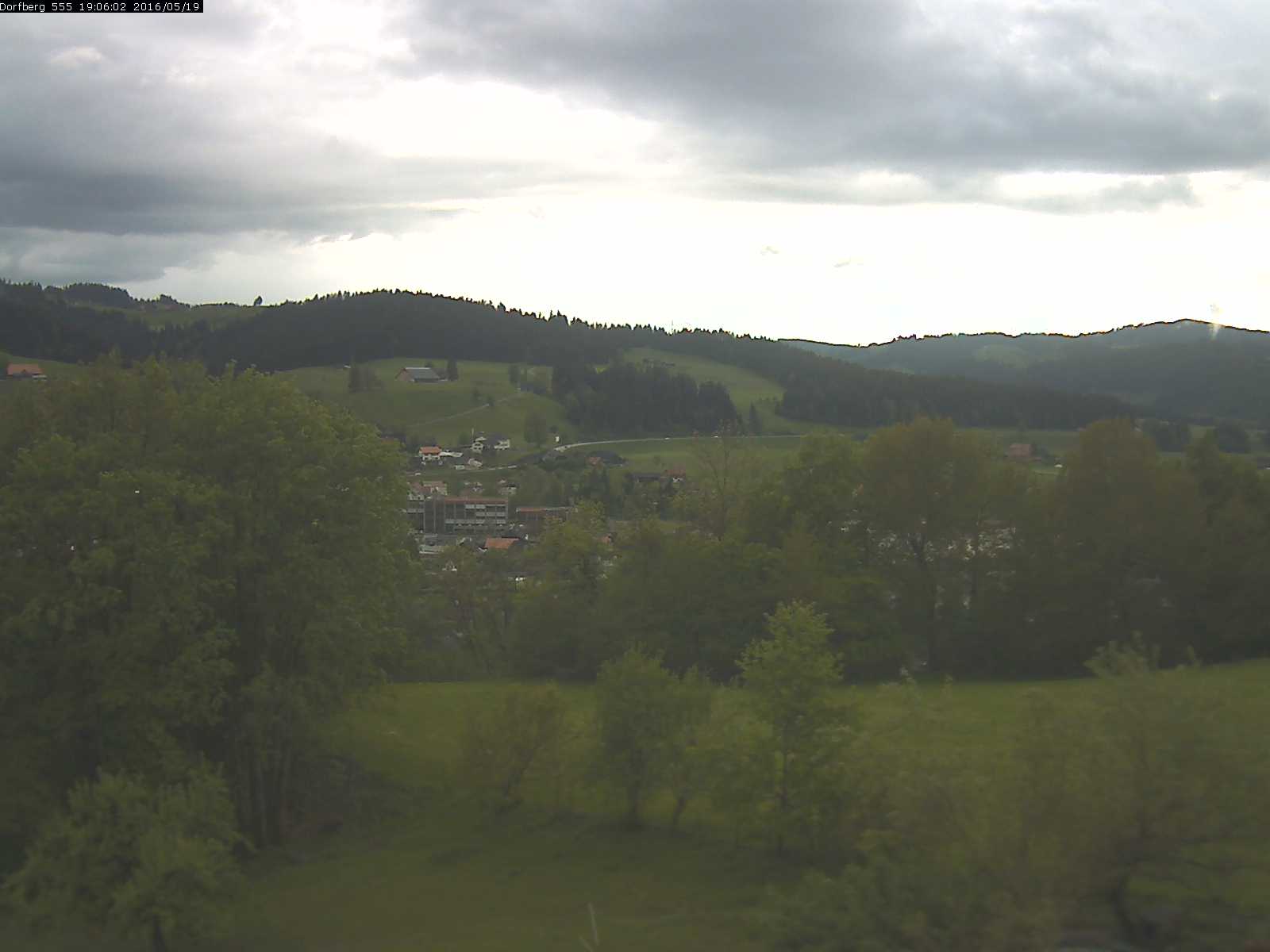 Webcam-Bild: Aussicht vom Dorfberg in Langnau 20160519-190602