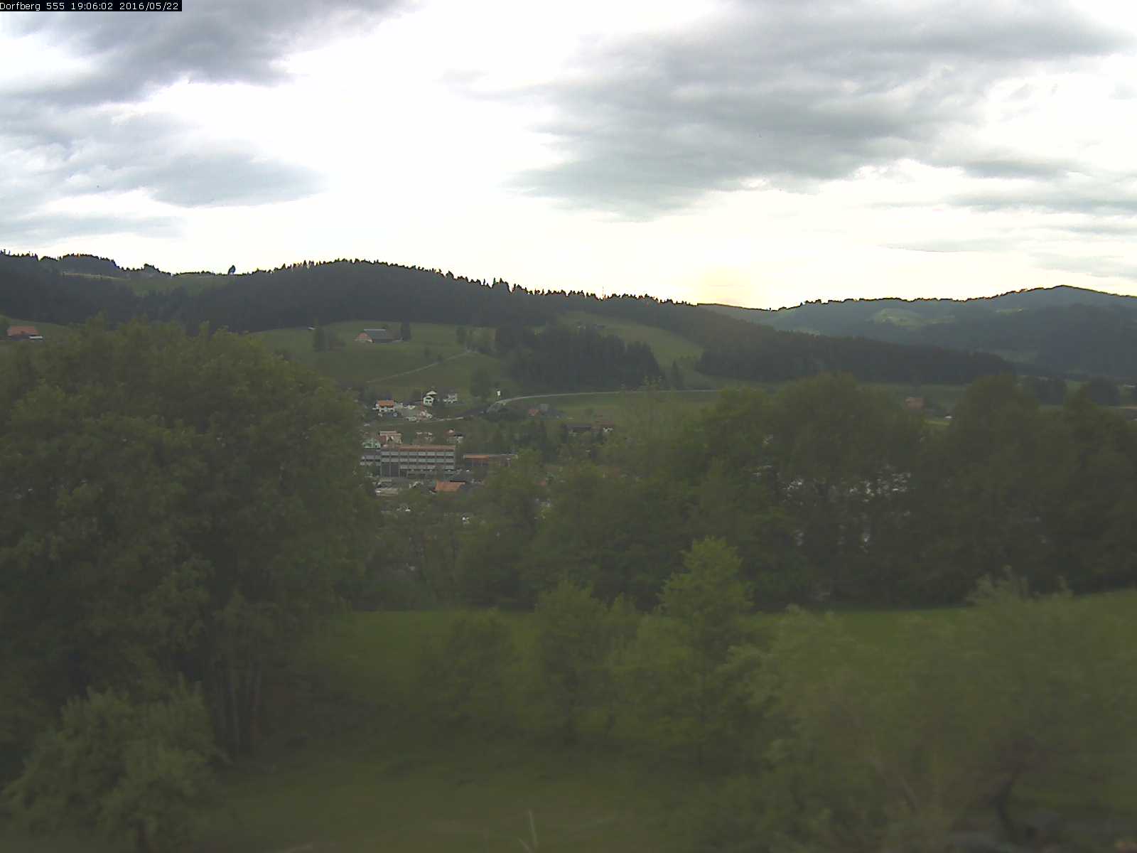 Webcam-Bild: Aussicht vom Dorfberg in Langnau 20160522-190601