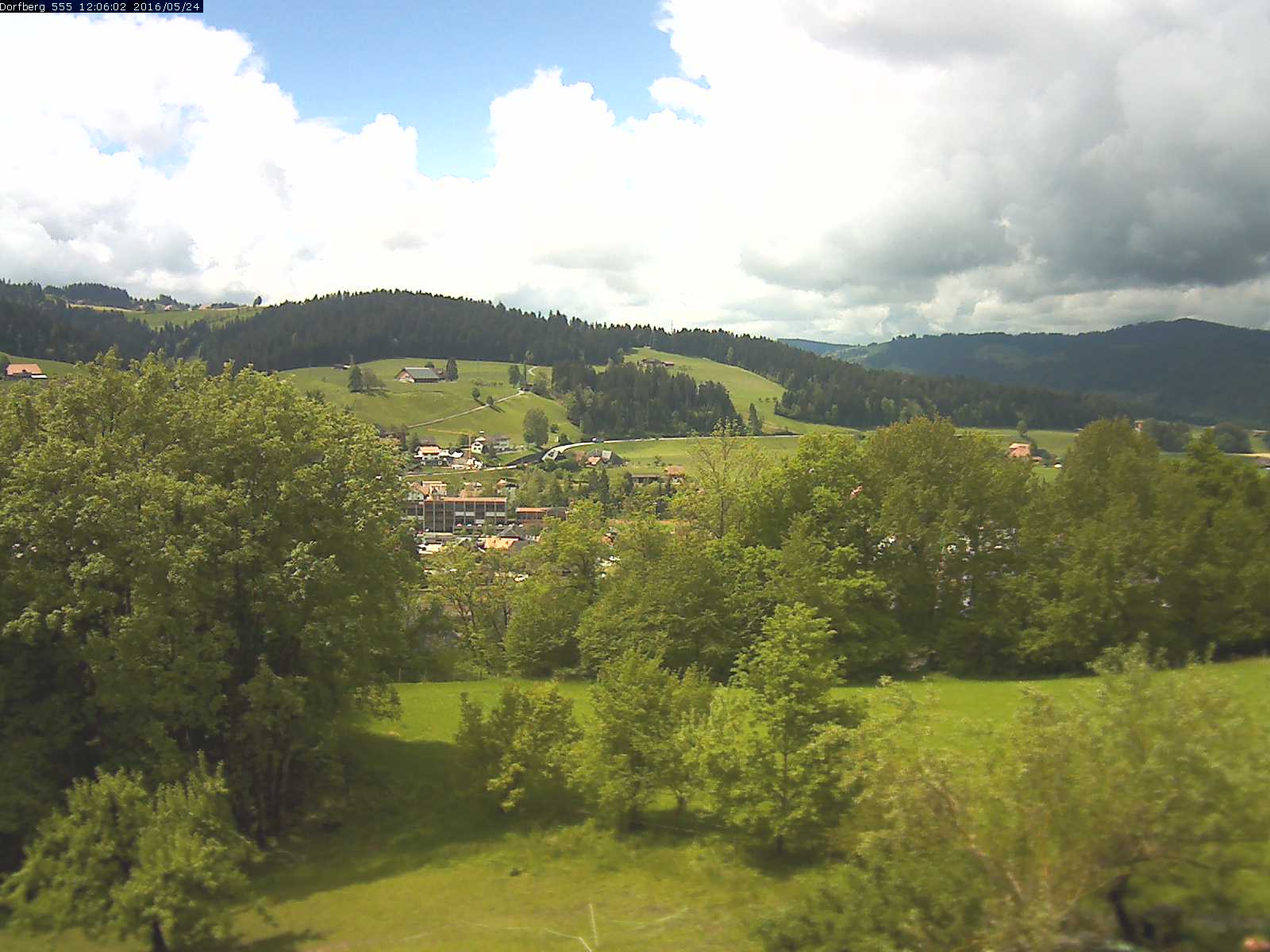 Webcam-Bild: Aussicht vom Dorfberg in Langnau 20160524-120601
