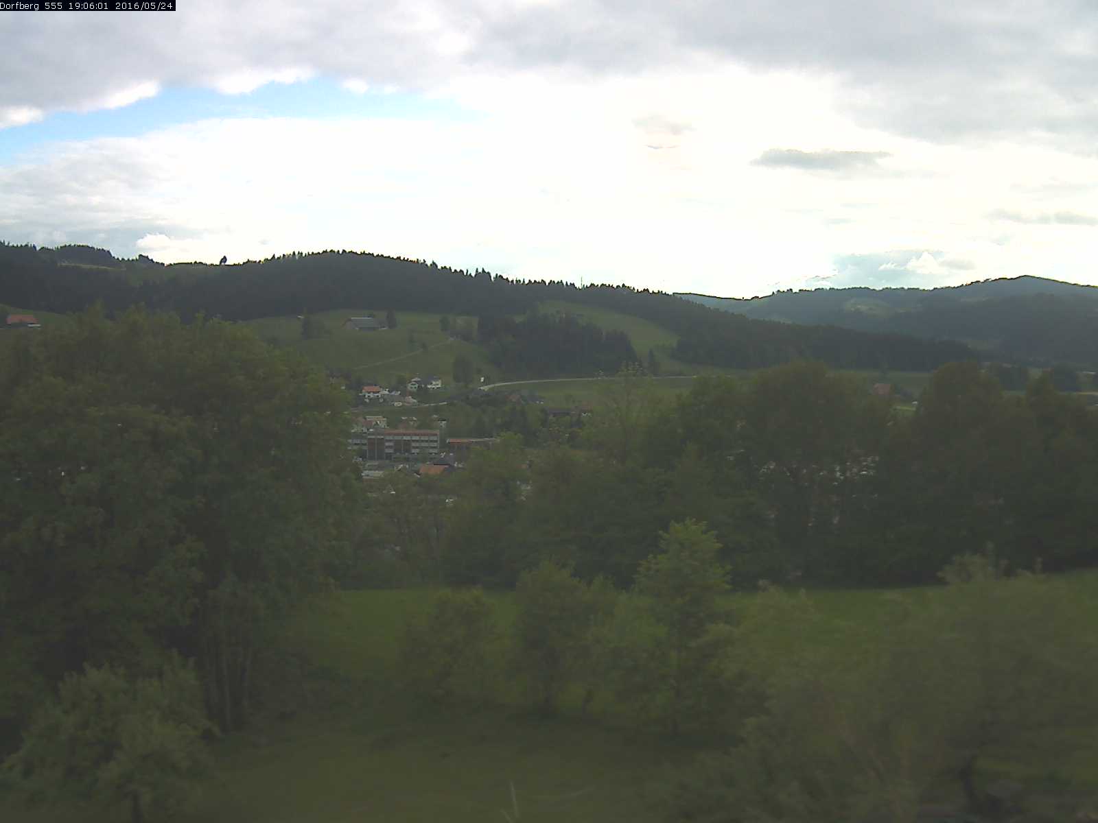 Webcam-Bild: Aussicht vom Dorfberg in Langnau 20160524-190601