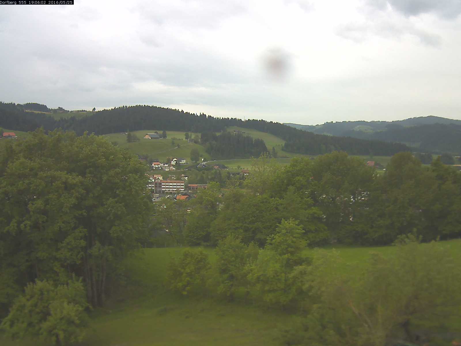 Webcam-Bild: Aussicht vom Dorfberg in Langnau 20160525-190601