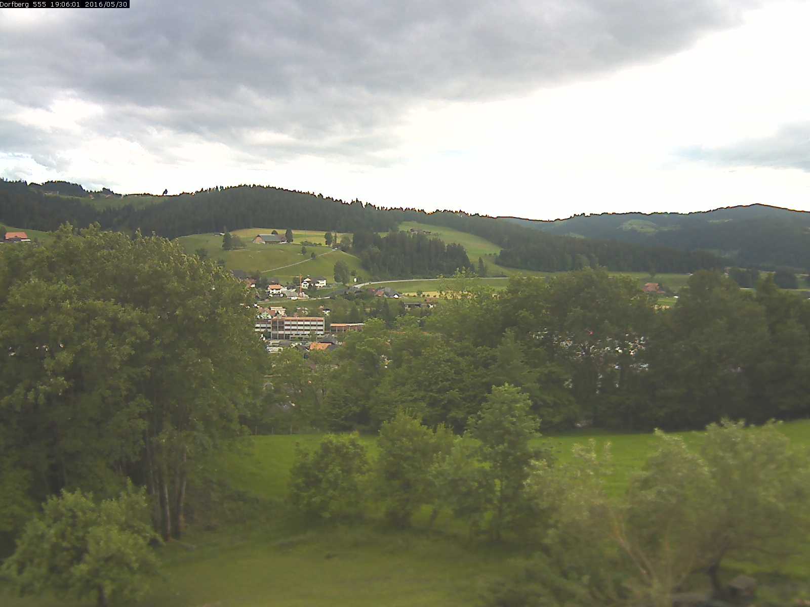 Webcam-Bild: Aussicht vom Dorfberg in Langnau 20160530-190601