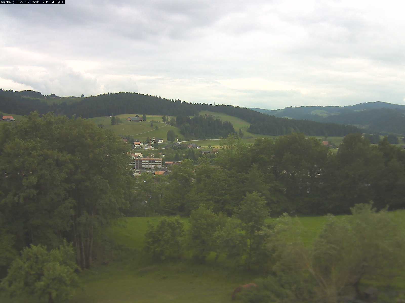 Webcam-Bild: Aussicht vom Dorfberg in Langnau 20160601-190601