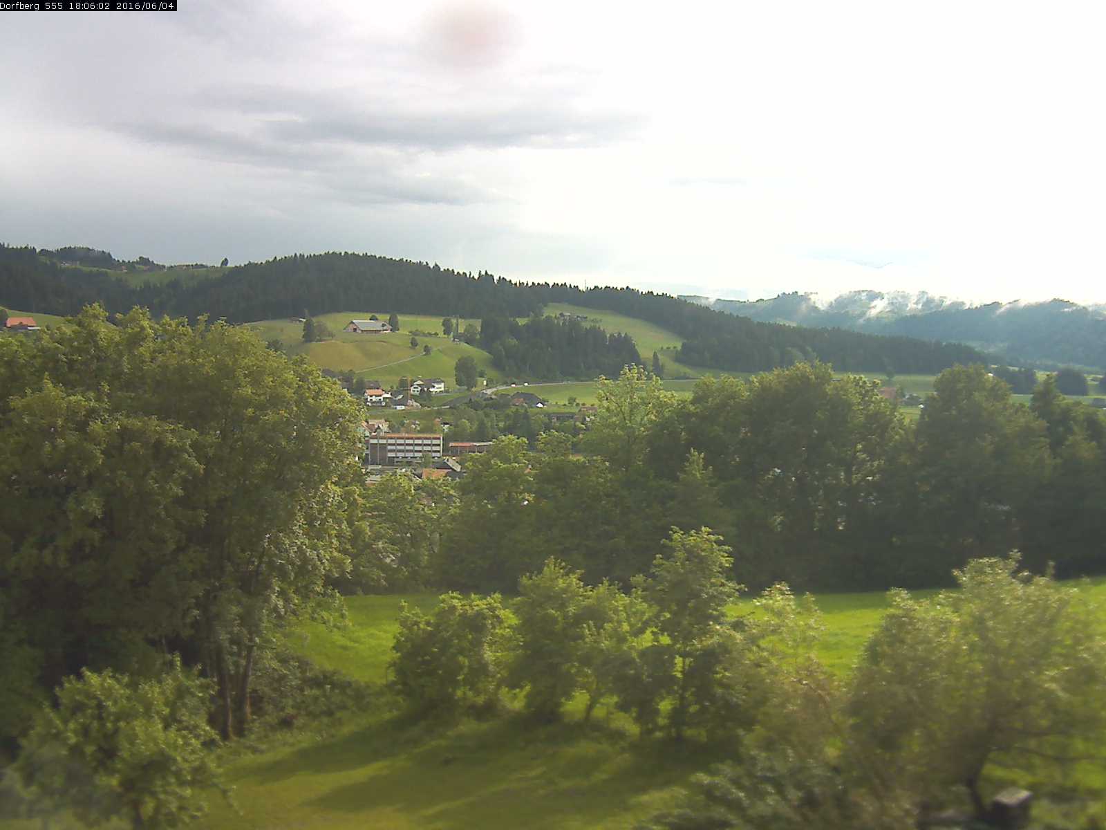 Webcam-Bild: Aussicht vom Dorfberg in Langnau 20160604-180601