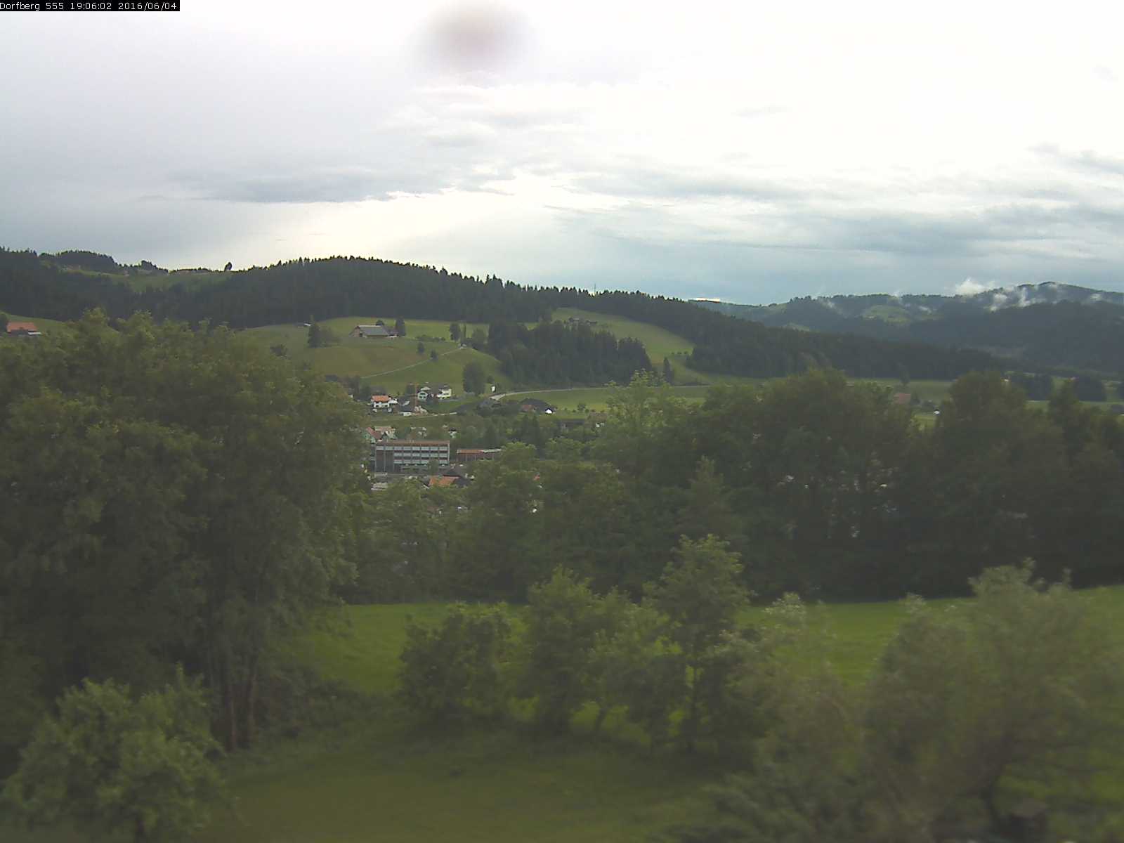 Webcam-Bild: Aussicht vom Dorfberg in Langnau 20160604-190601
