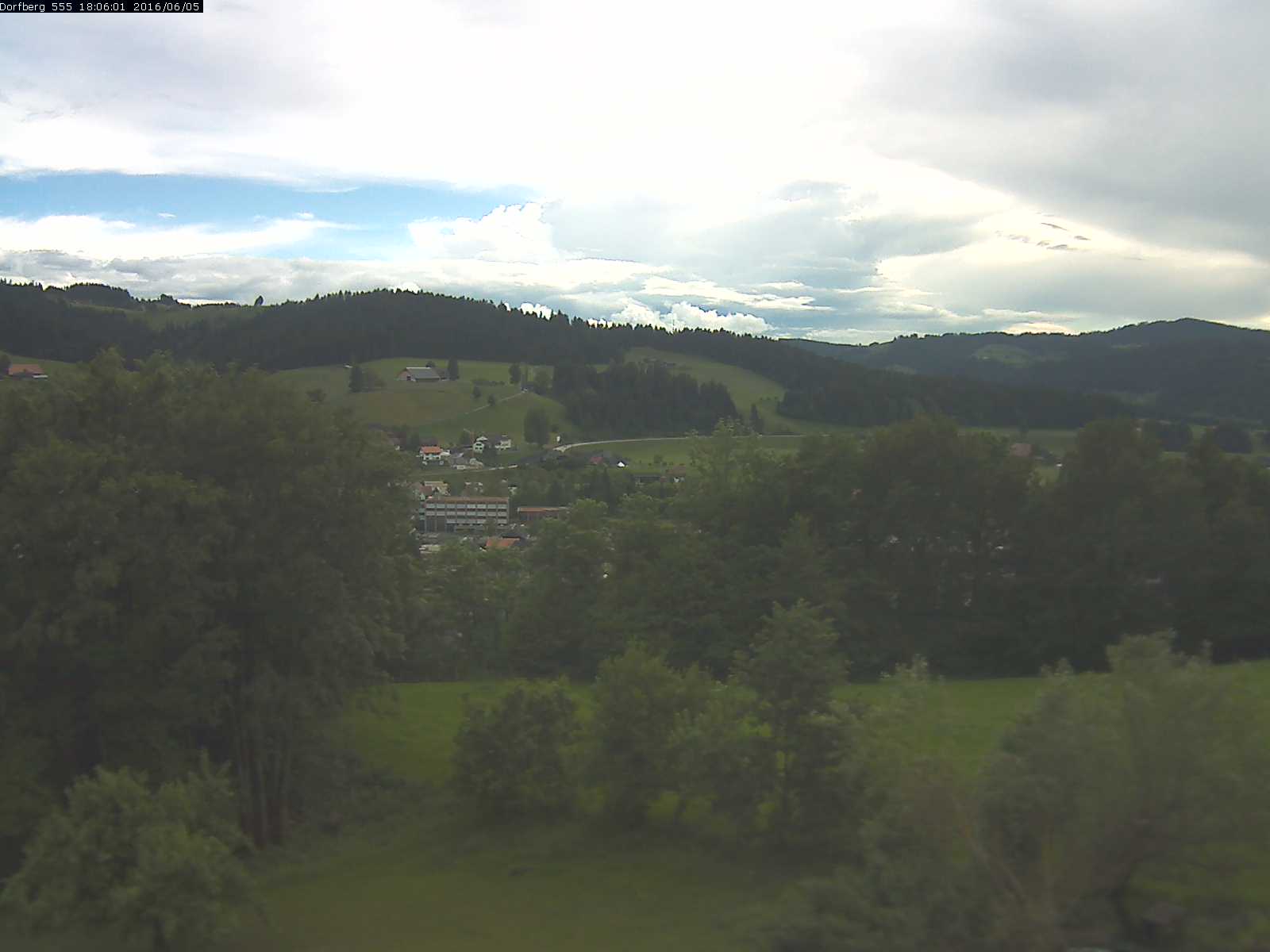 Webcam-Bild: Aussicht vom Dorfberg in Langnau 20160605-180601