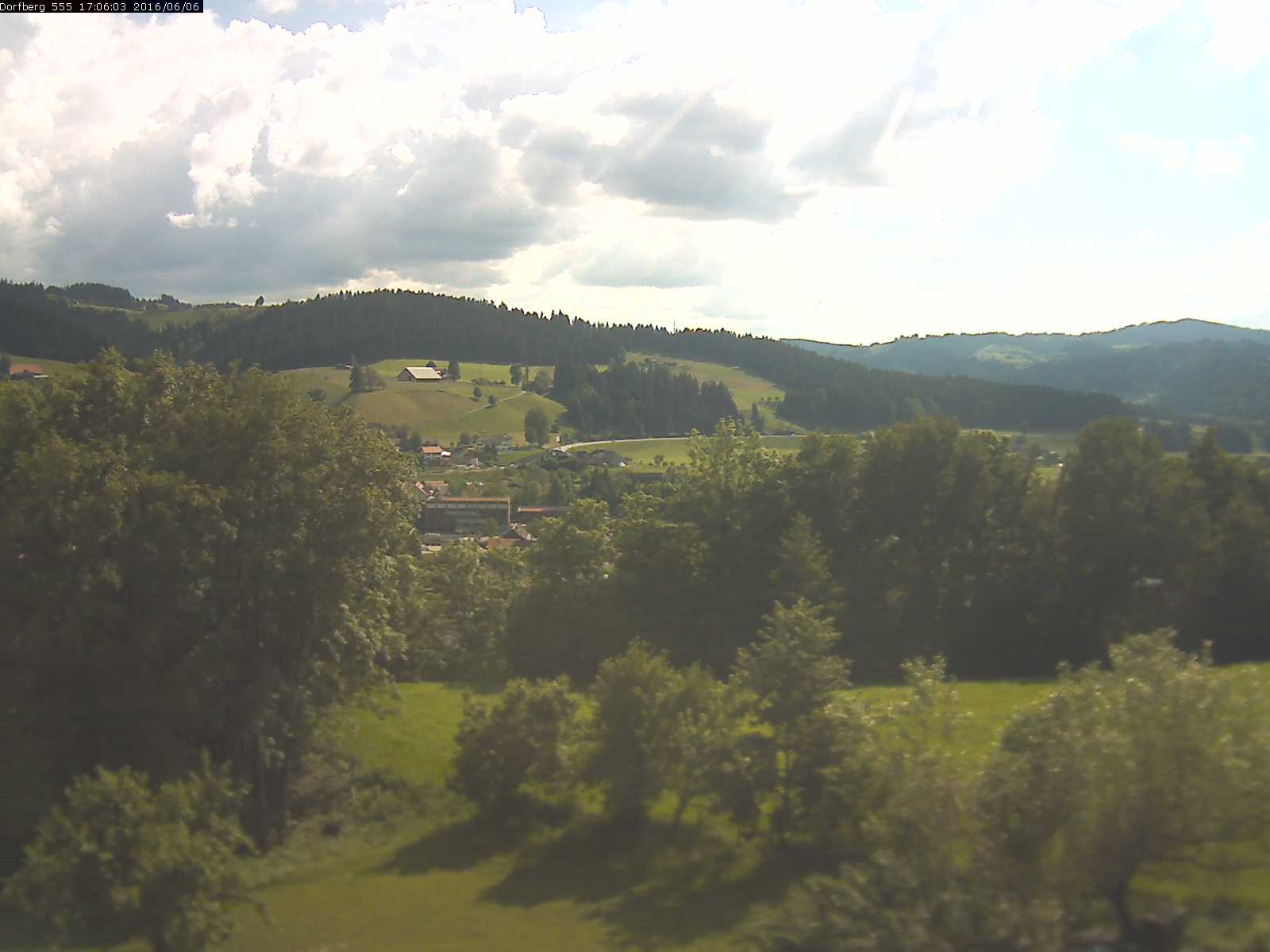 Webcam-Bild: Aussicht vom Dorfberg in Langnau 20160606-170601