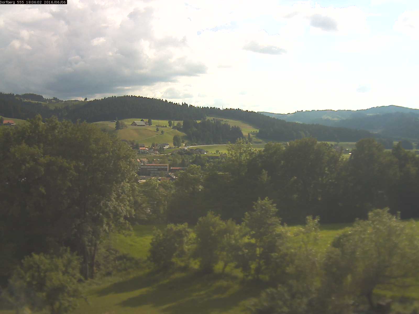 Webcam-Bild: Aussicht vom Dorfberg in Langnau 20160606-180601