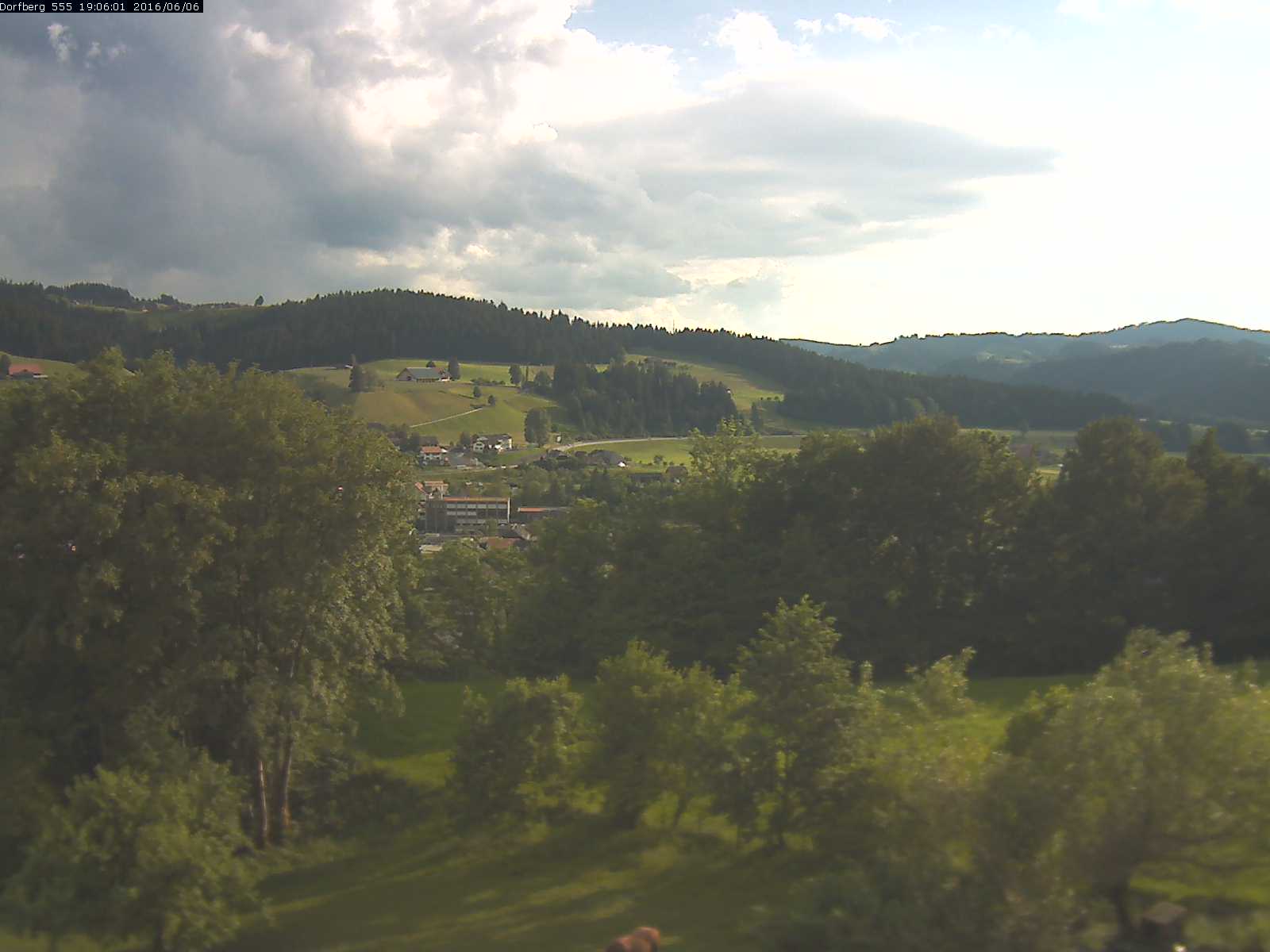 Webcam-Bild: Aussicht vom Dorfberg in Langnau 20160606-190601