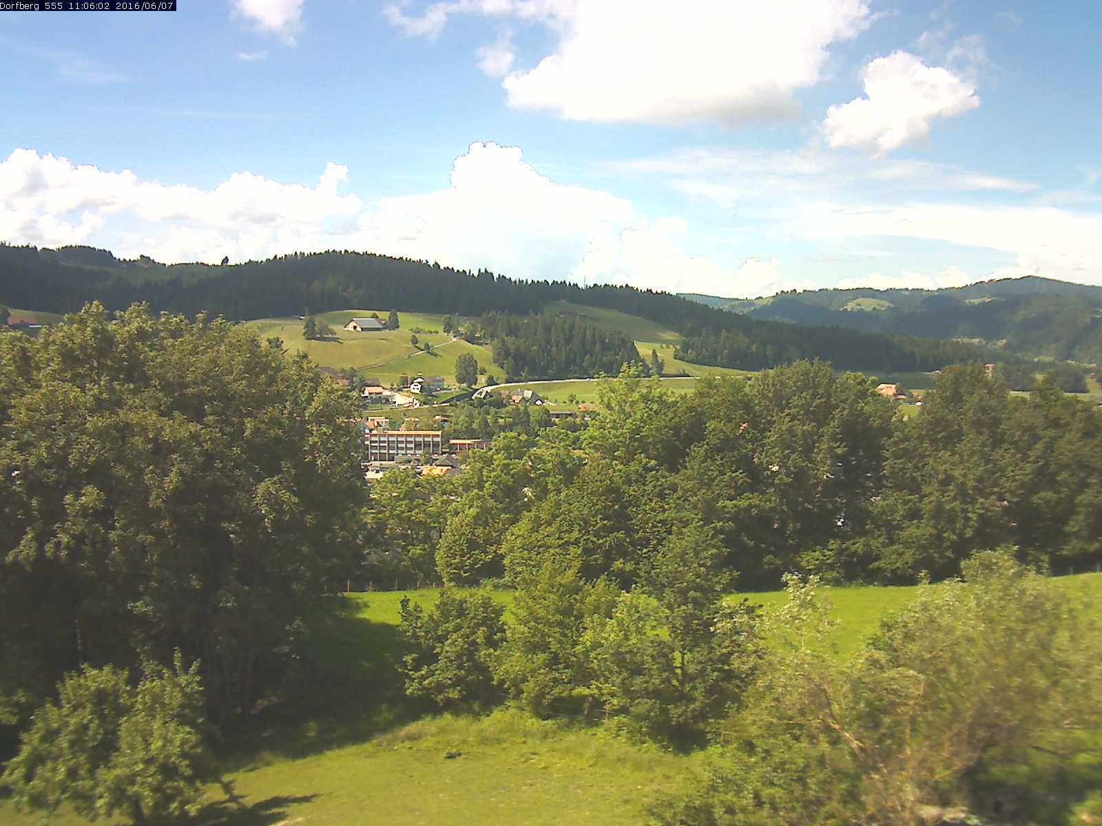 Webcam-Bild: Aussicht vom Dorfberg in Langnau 20160607-110601