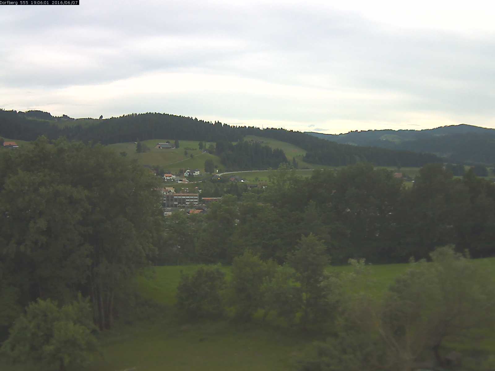 Webcam-Bild: Aussicht vom Dorfberg in Langnau 20160607-190601