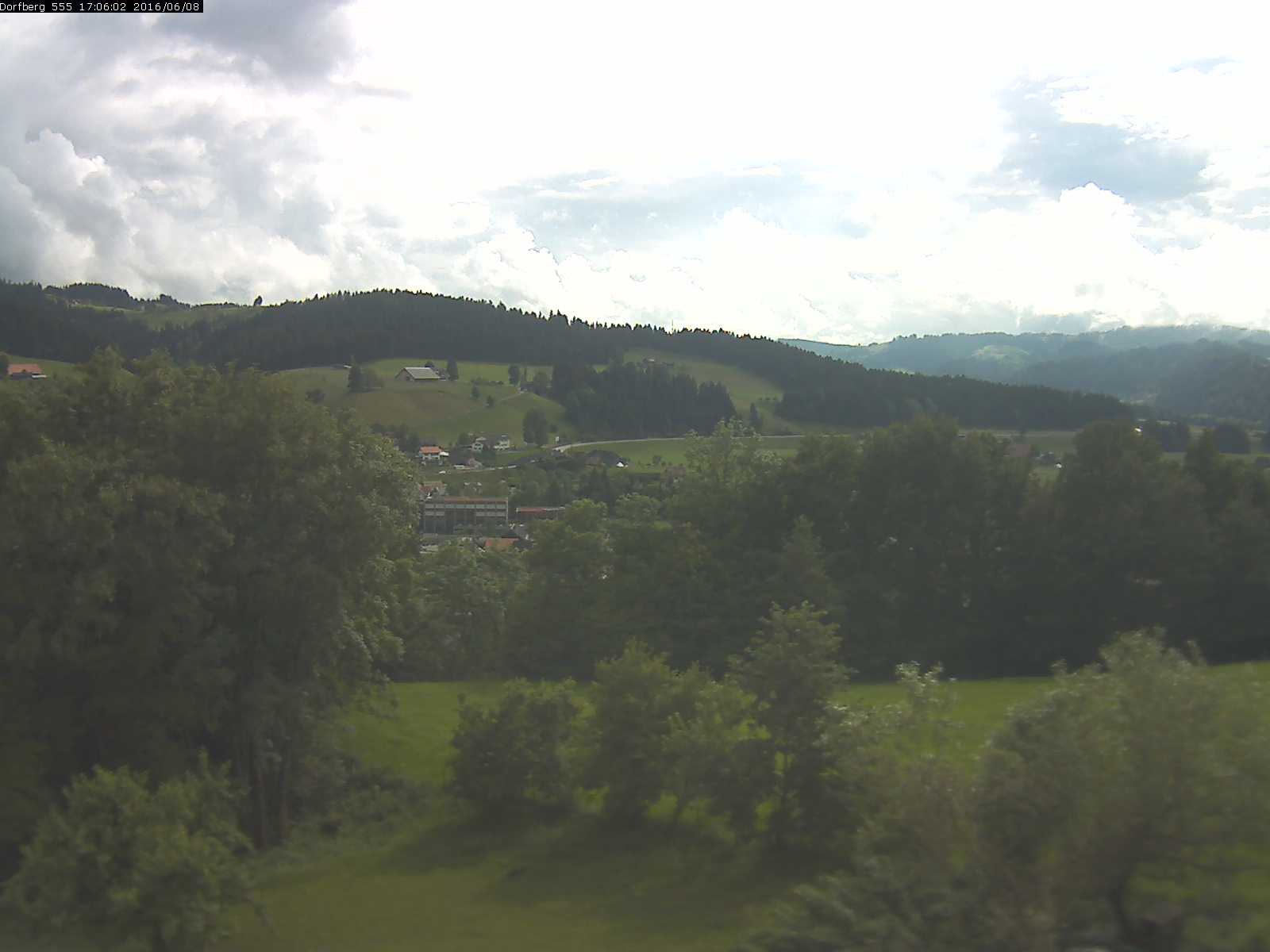 Webcam-Bild: Aussicht vom Dorfberg in Langnau 20160608-170601