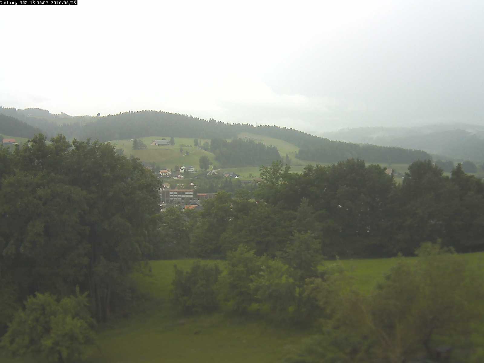 Webcam-Bild: Aussicht vom Dorfberg in Langnau 20160608-190601
