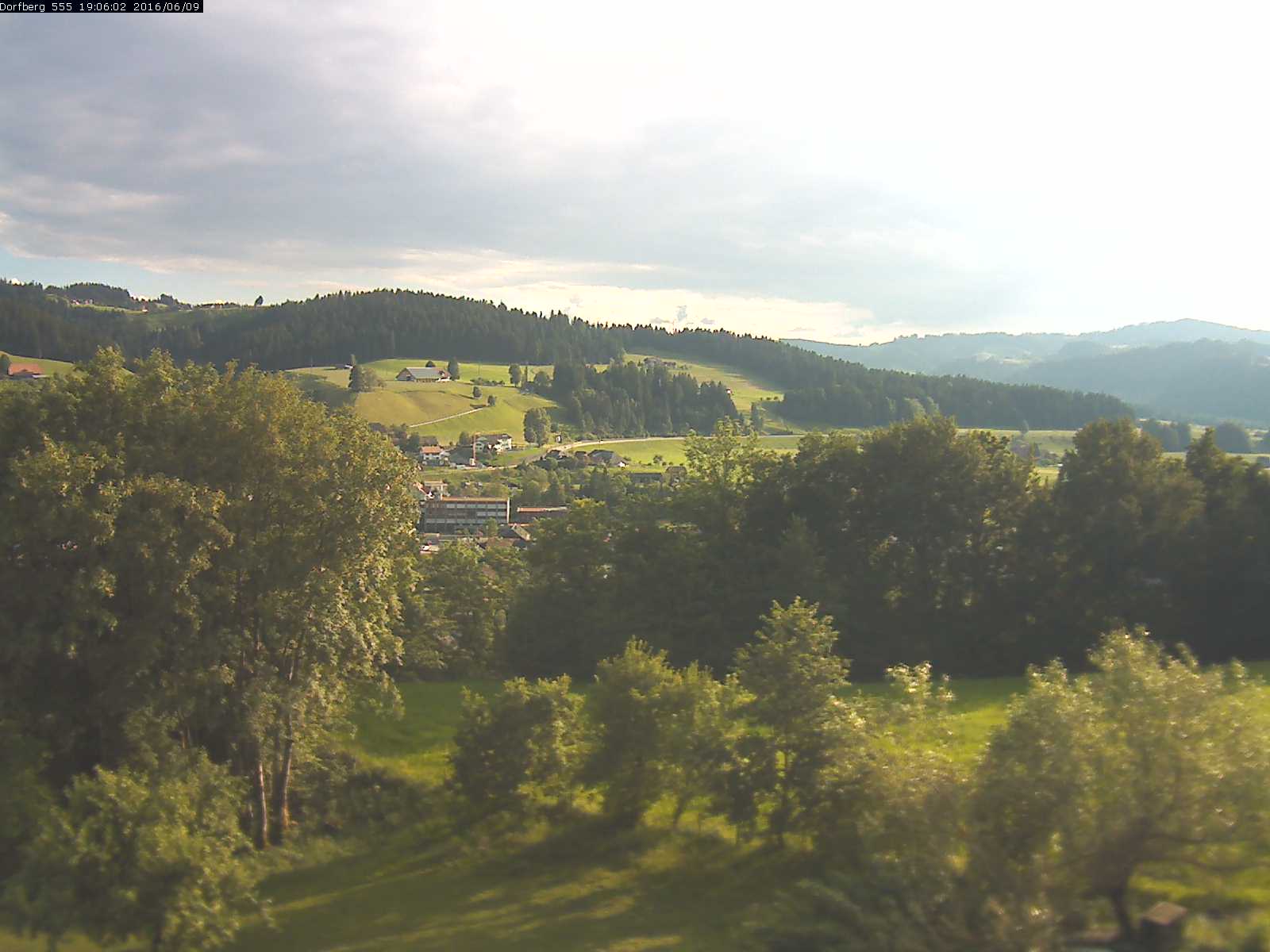 Webcam-Bild: Aussicht vom Dorfberg in Langnau 20160609-190601