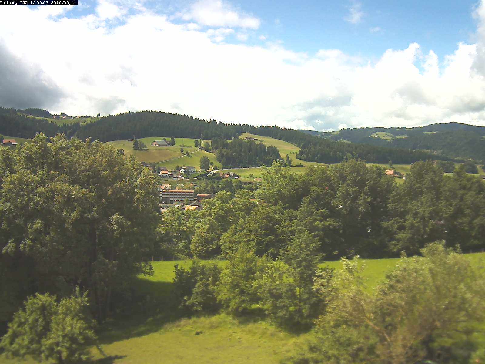 Webcam-Bild: Aussicht vom Dorfberg in Langnau 20160611-120601
