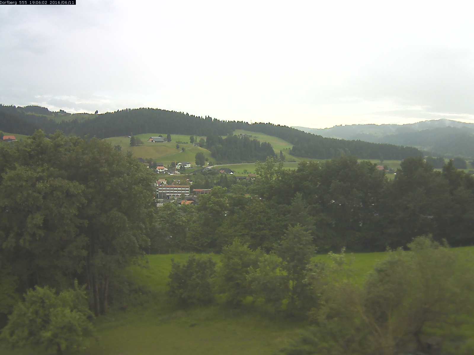 Webcam-Bild: Aussicht vom Dorfberg in Langnau 20160611-190601