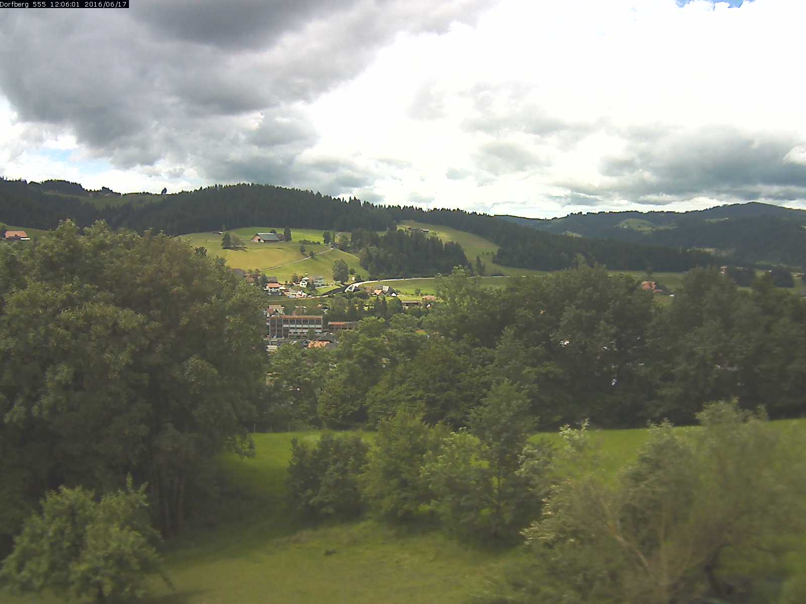 Webcam-Bild: Aussicht vom Dorfberg in Langnau 20160617-120601