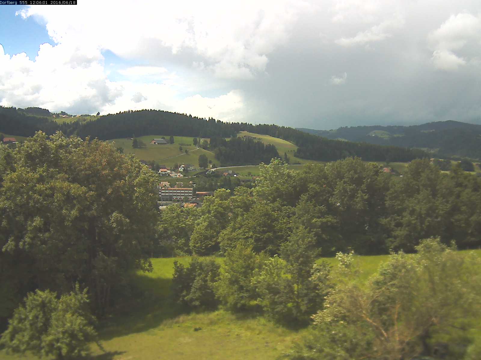 Webcam-Bild: Aussicht vom Dorfberg in Langnau 20160618-120601
