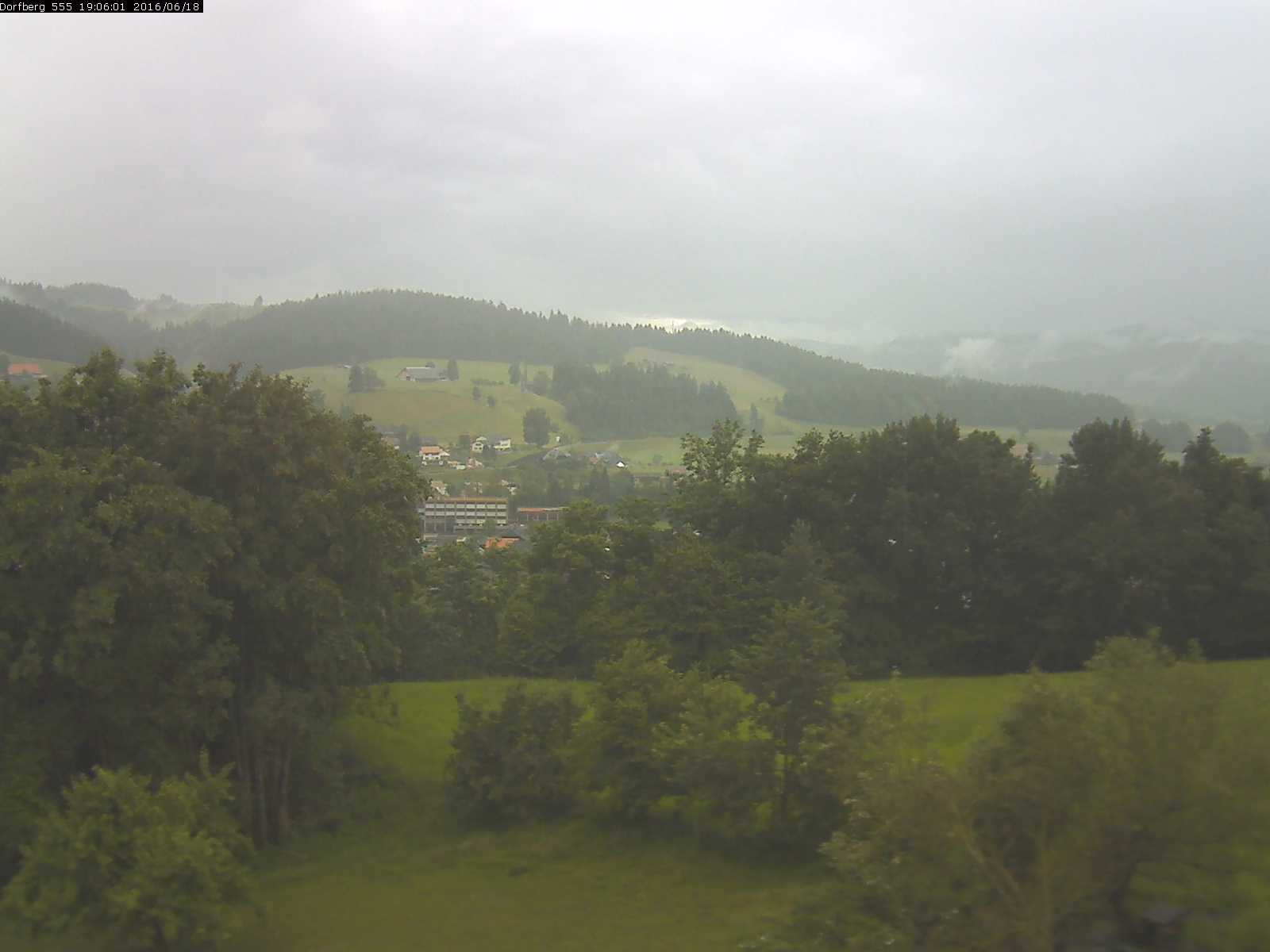Webcam-Bild: Aussicht vom Dorfberg in Langnau 20160618-190601
