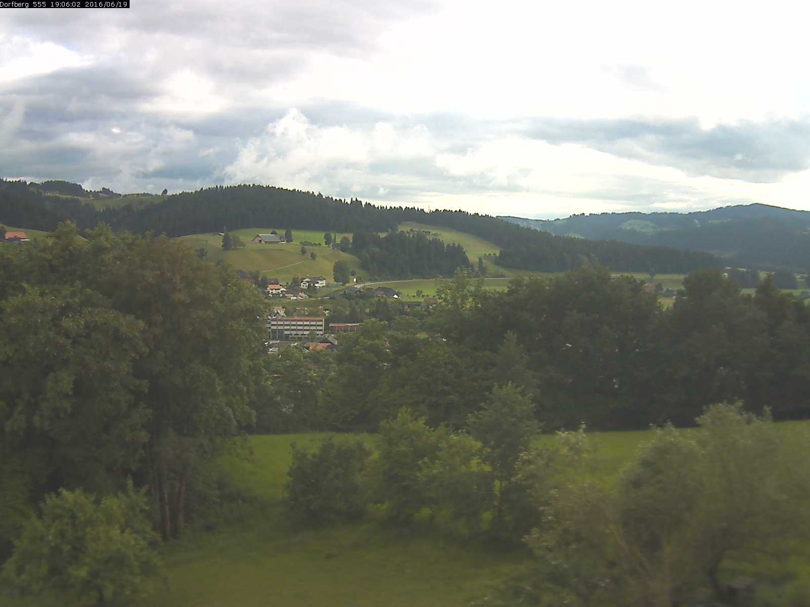 Webcam-Bild: Aussicht vom Dorfberg in Langnau 20160619-190601