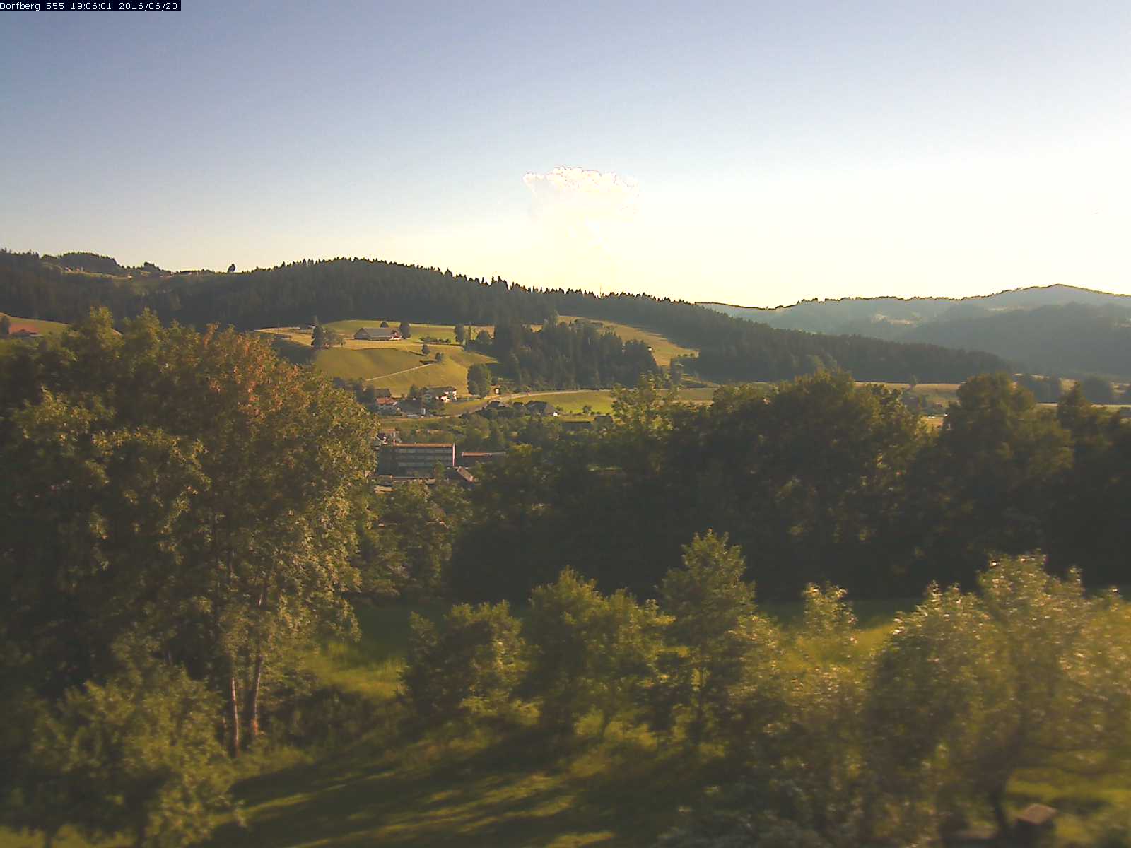 Webcam-Bild: Aussicht vom Dorfberg in Langnau 20160623-190601