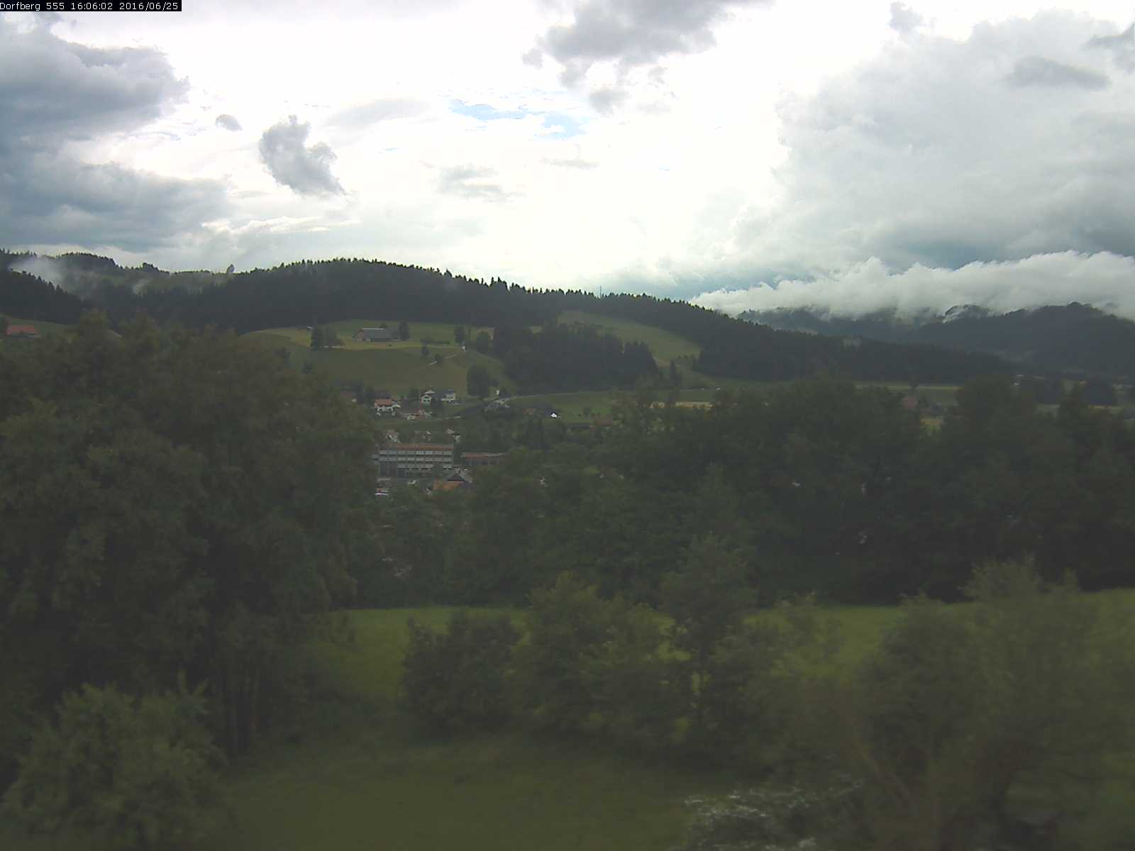 Webcam-Bild: Aussicht vom Dorfberg in Langnau 20160625-160601