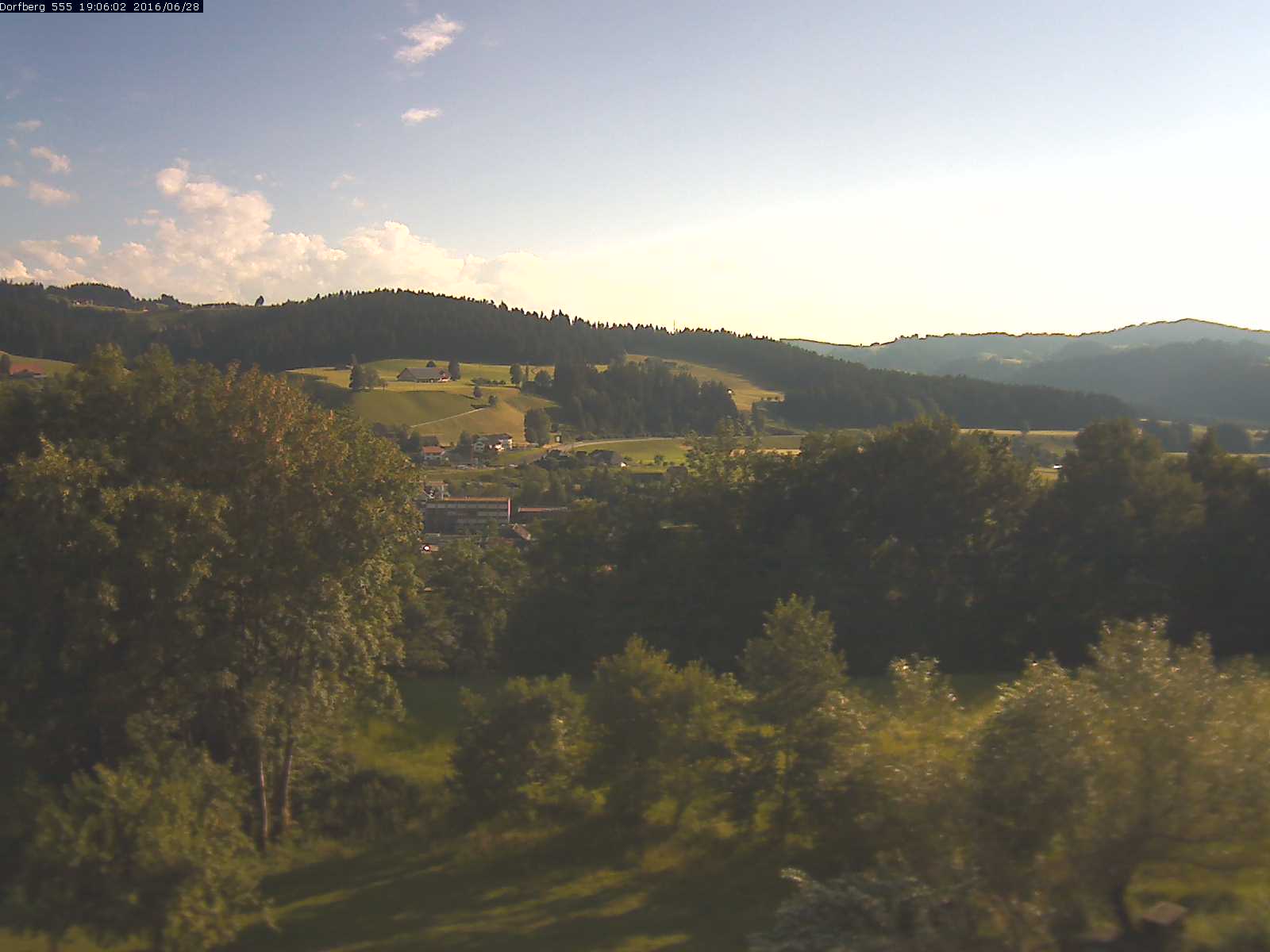 Webcam-Bild: Aussicht vom Dorfberg in Langnau 20160628-190601