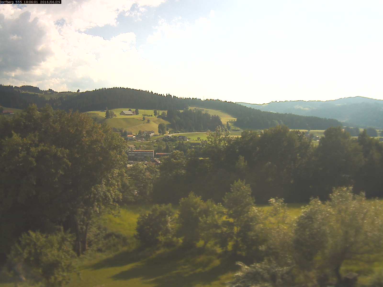 Webcam-Bild: Aussicht vom Dorfberg in Langnau 20160629-180601
