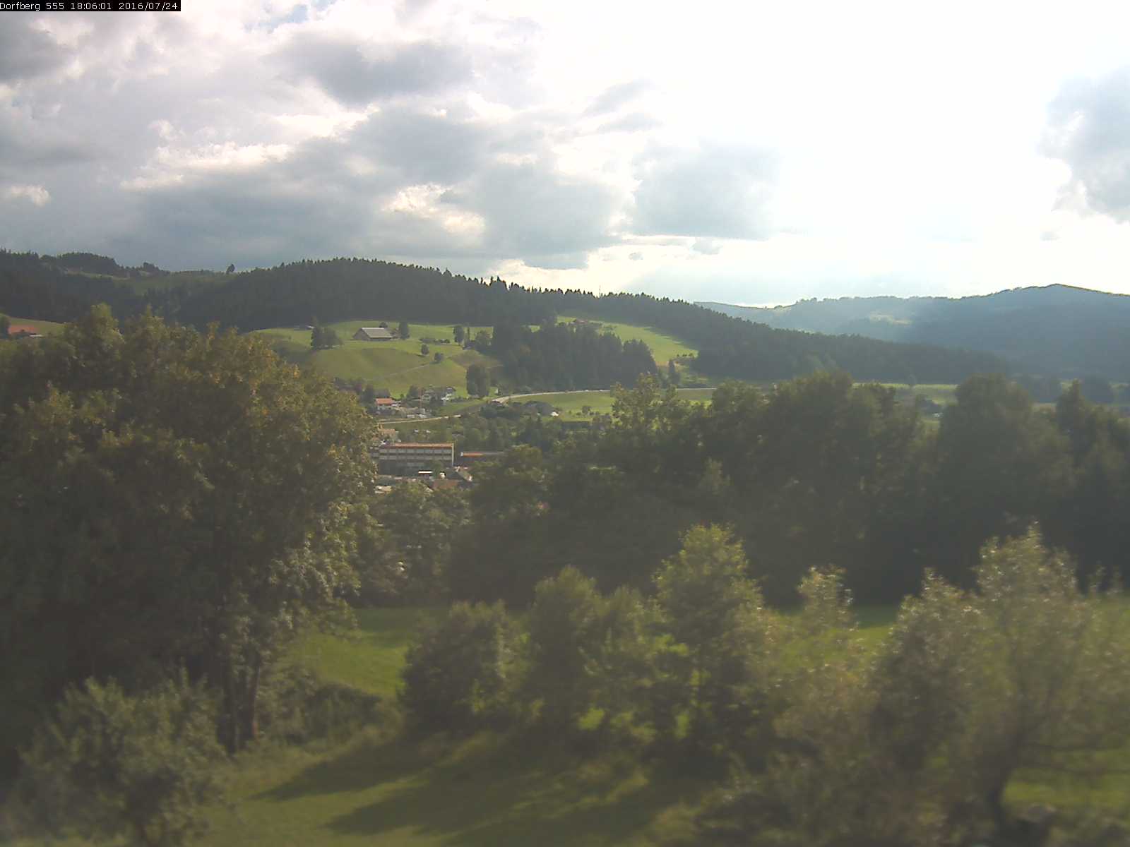 Webcam-Bild: Aussicht vom Dorfberg in Langnau 20160724-180601