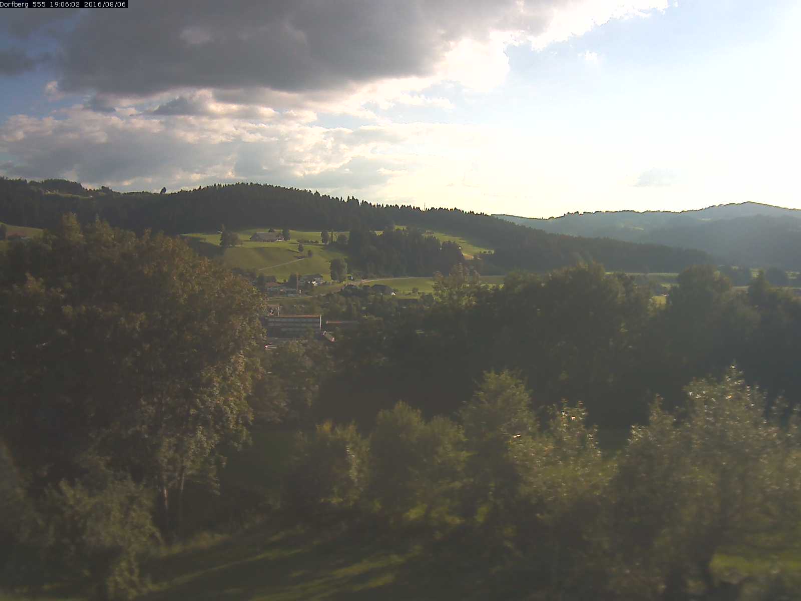 Webcam-Bild: Aussicht vom Dorfberg in Langnau 20160806-190601