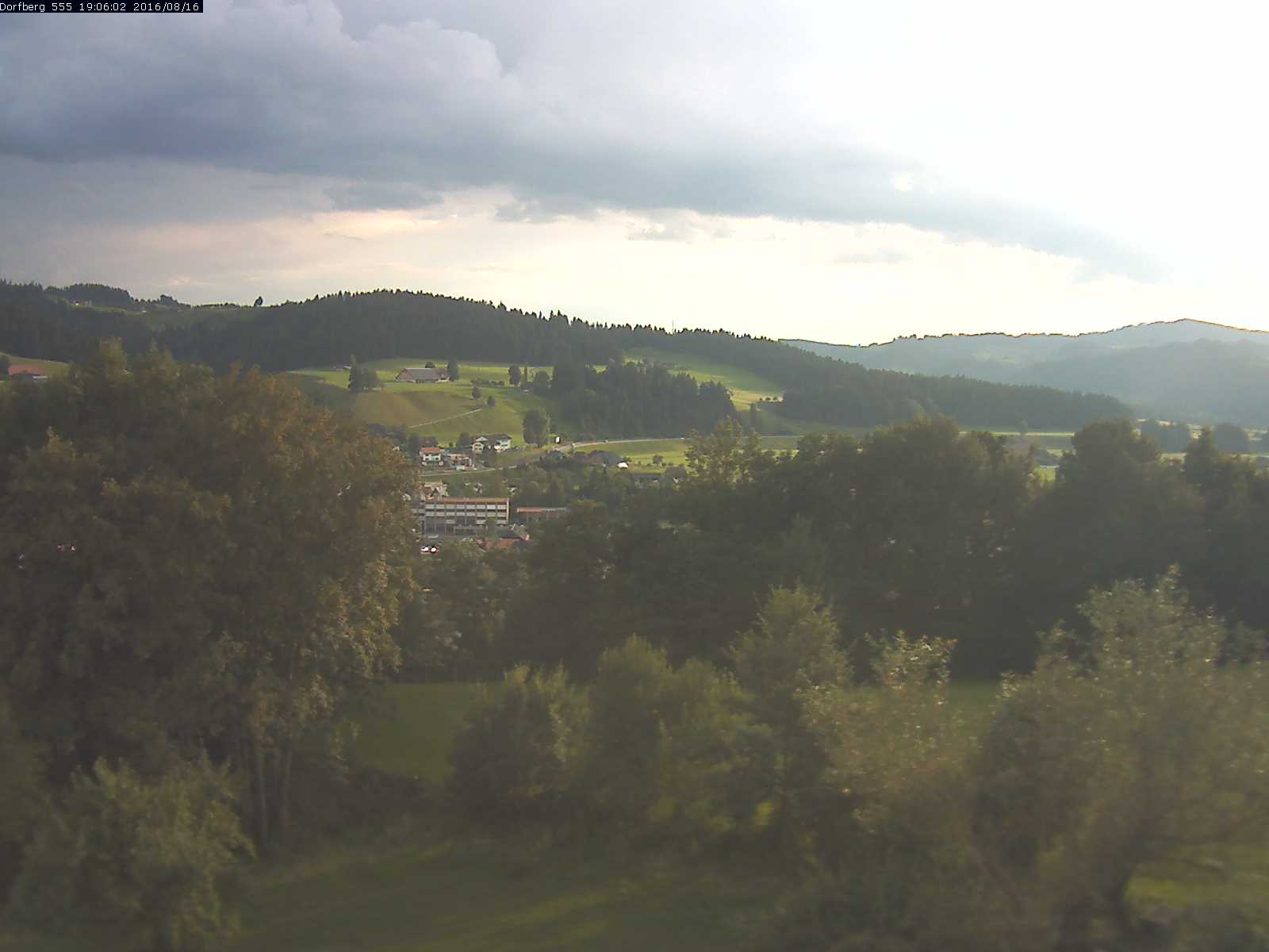 Webcam-Bild: Aussicht vom Dorfberg in Langnau 20160816-190601